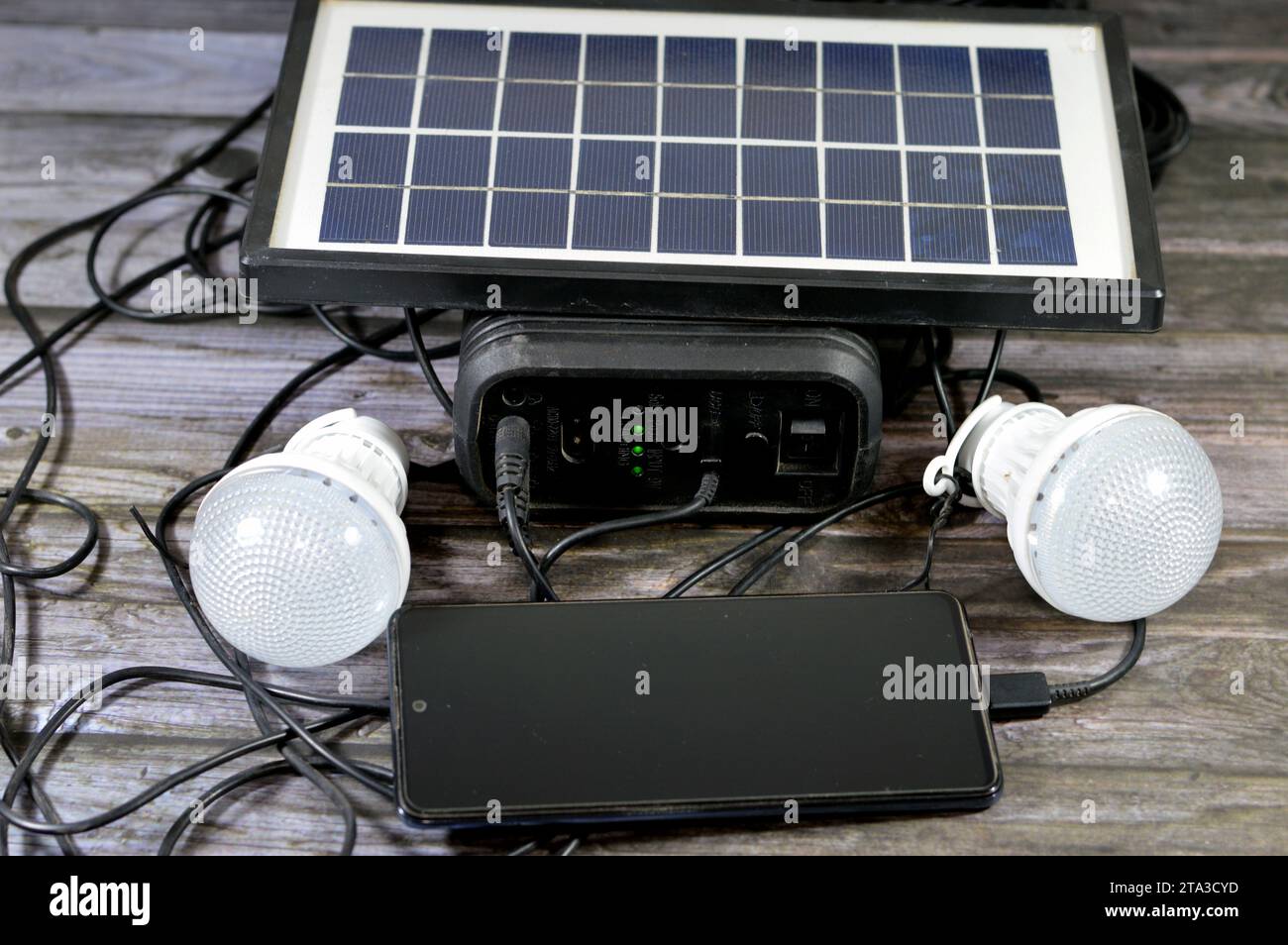 Una batteria multiuso caricata con un pannello solare, un dispositivo che converte la luce solare in elettricità utilizzando celle fotovoltaiche (PV), con carica c Foto Stock