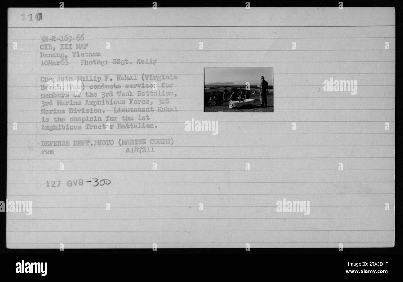 Il cappellano Philip F. Kahal di Virginia Beach, Virginia, conduce servizi religiosi per i membri del 3rd Tank Battalion, 3rd Marine Amphibious Force, 3rd Marine Division a Danang, Vietnam il 10 marzo 1966. Il tenente Kahal è il cappellano del 1st Amphibious Tractor Battalion. Questa foto è stata scattata da SSgt. Kelly. Foto Stock