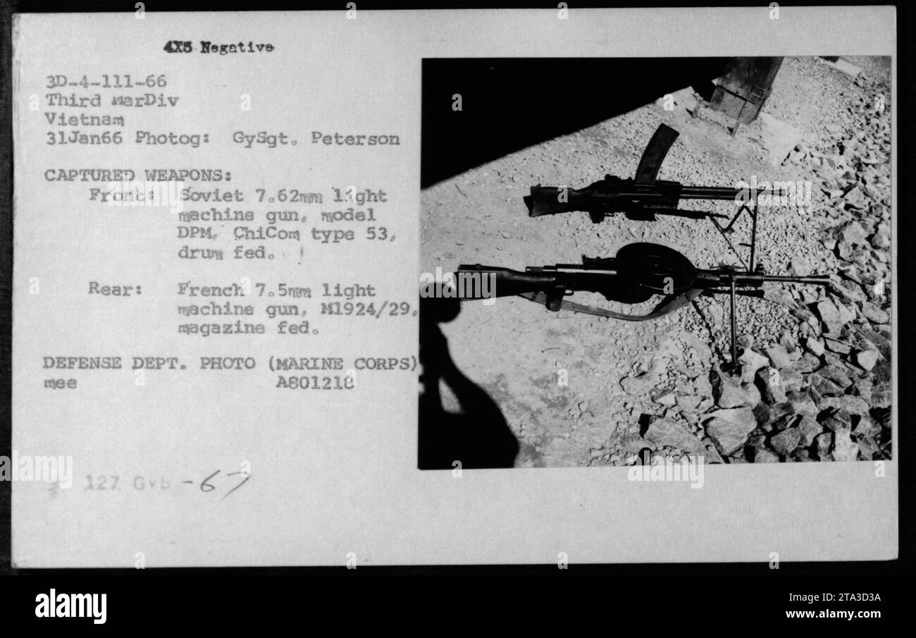 Il personale militare americano ispeziona le armi catturate durante la guerra del Vietnam. La prima fila include una mitragliatrice leggera sovietica da 7,62 mm, il modello DPM, un comunista cinese tipo 53 e una mitragliatrice leggera francese da 7,5 mm, M1924/29. Questa foto è stata scattata il 31 gennaio 1966 da GySgt. Peterson del terzo marDiv in Vietnam. Foto Stock