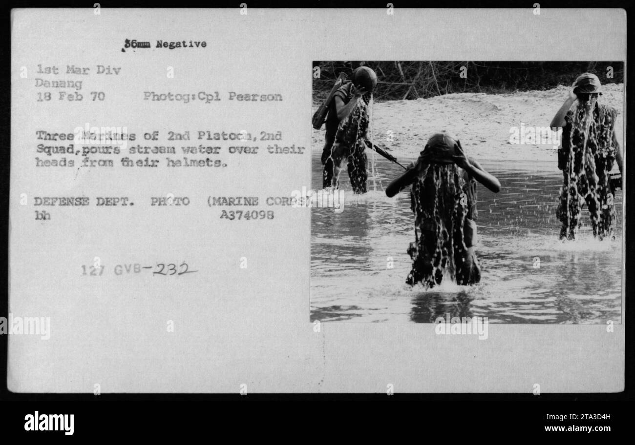 Nel febbraio 1970, tre Marines del 2nd Platoon, 2nd Squad a Danang, Vietnam, versano acqua corrente dai loro caschi per rinfrescarsi durante le attività militari americane. Foto Stock