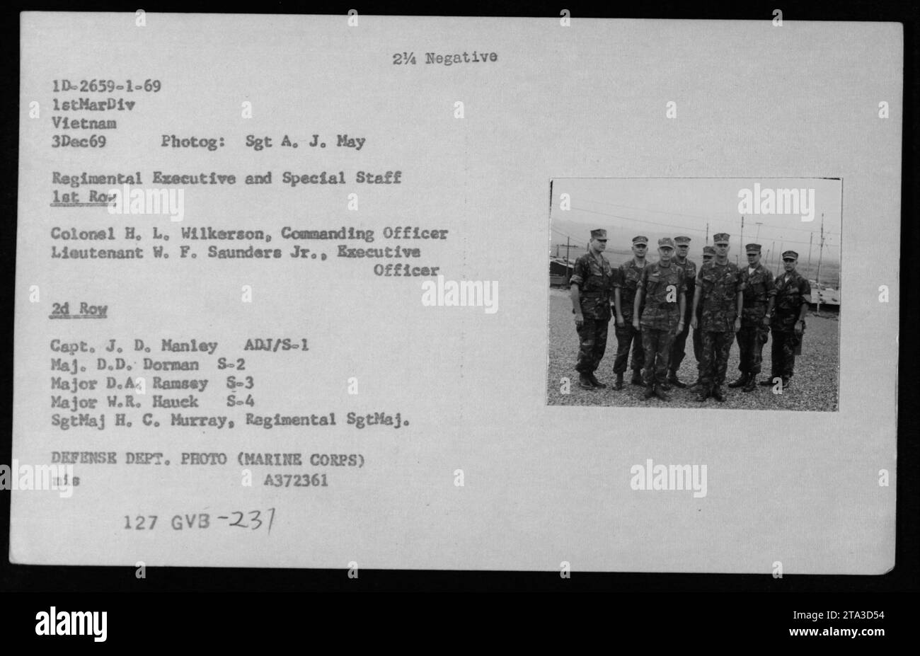 Personale esecutivo e speciale del reggimento della 1st Marine Division, compreso il colonnello Wilkerson, tenente Saunders Jr., capitano Manley, Majors Dorman, Ramsey, Hauck, SgtMaj Murray, e Sgt May, posero in Vietnam il 3 dicembre 1969. Foto Stock