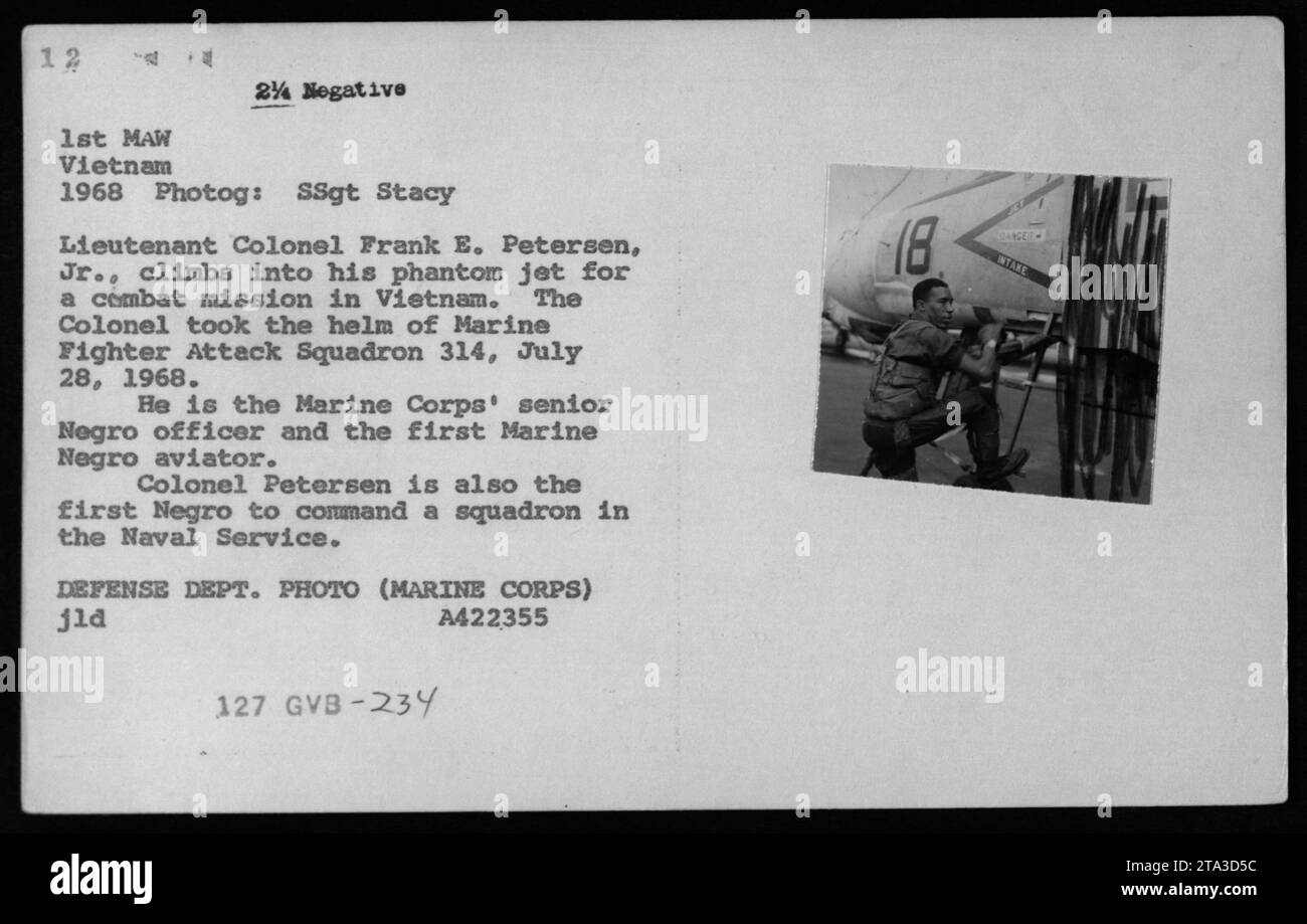 Il tenente colonnello Frank E. Petersen Jr. Si prepara per una missione di combattimento con il suo Phantom jet come comandante del Marine Fighter Attack Squadron 314 nel 1968, segnando il suo ruolo di primo aviatore afroamericano e ufficiale afroamericano di rango più alto nel corpo dei Marines. Foto Stock