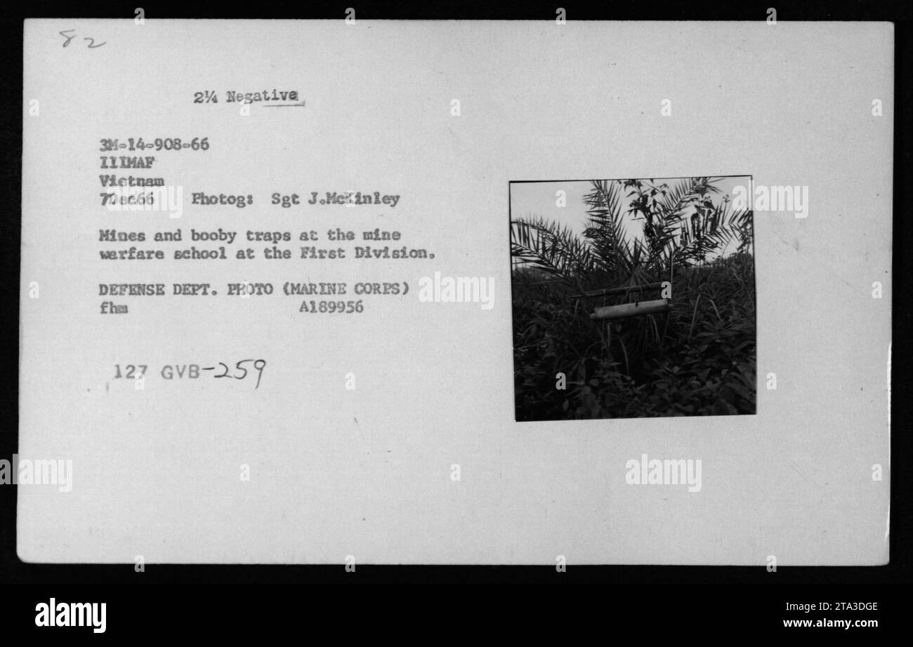 I soldati della Mine Warfare School in Vietnam imparano a conoscere le trappole e le mine Viet Cong. La foto è stata scattata il 7 dicembre 1966 dal sergente J. McKinley. Fa parte dei registri ufficiali del Dipartimento della difesa e mostra le attività di addestramento della prima Divisione in Vietnam. Foto Stock