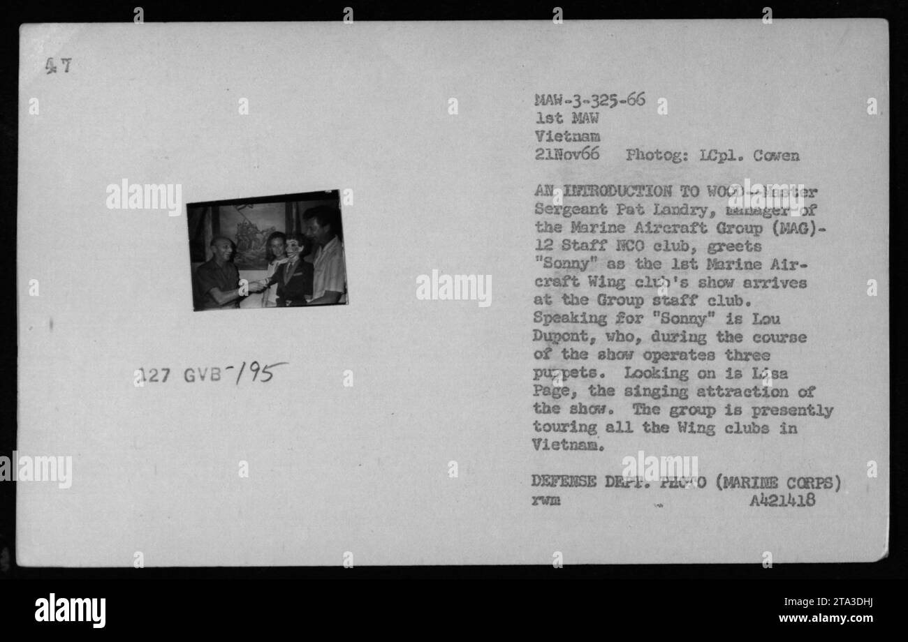 Il sergente maggiore Pat Landry, direttore del Marine Aircraft Group (MAG)-12 dipendenti NCO club, saluta 'Sonny' e lo spettacolo del 1st Marine Air-Craft Wing club presso il Group staff club. Lou Dupont gestisce tre burattini durante lo spettacolo, mentre Lisa Page è l'attrazione canora. Il gruppo sta girando tutti i club Wing in Vietnam. Foto del Dipartimento della difesa (corpo dei Marines) A421418 zWn. Foto Stock