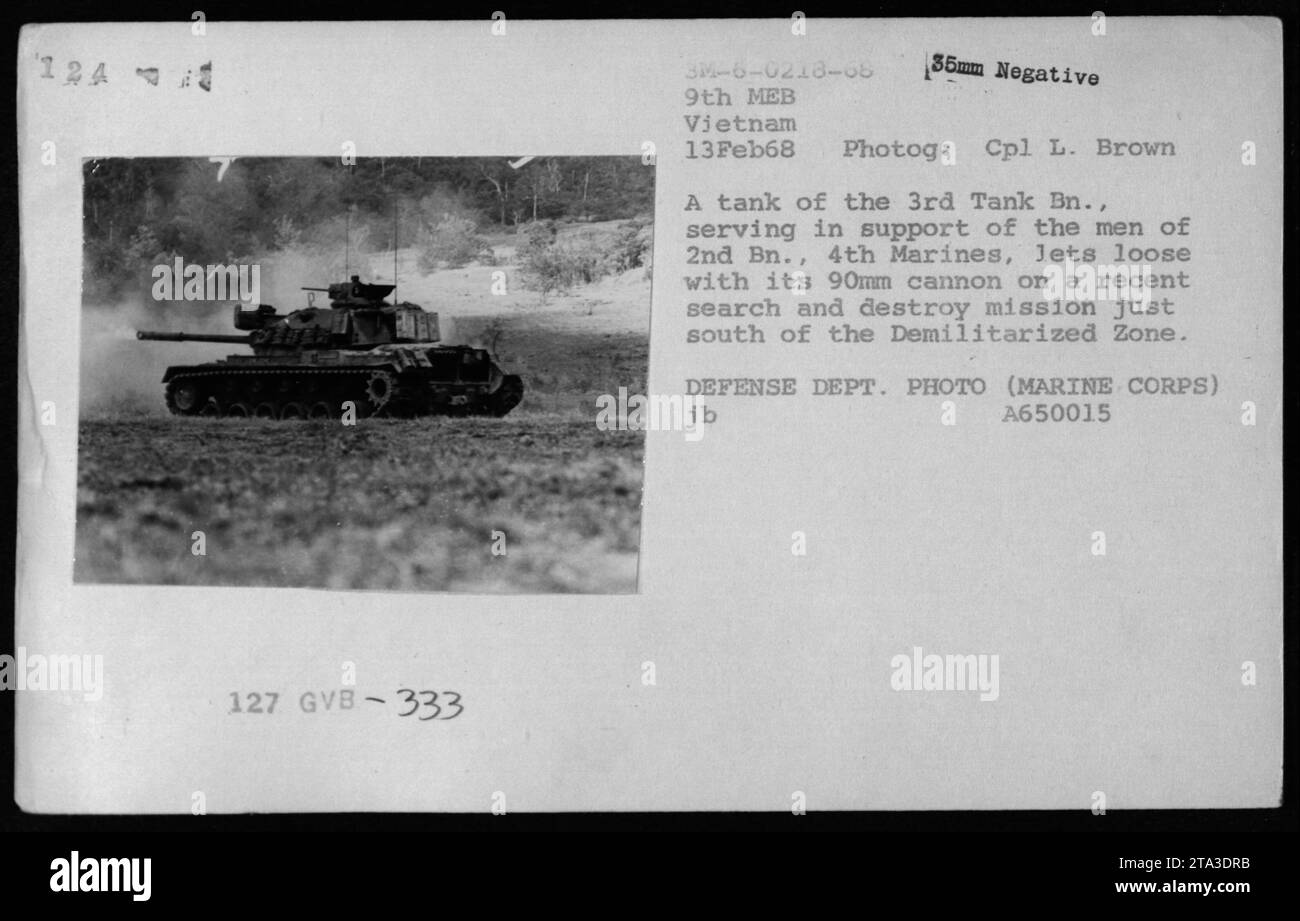 13 febbraio 1968 - Un carro armato del 3rd Tank Battalion, che serve a fianco del 2nd Battalion, 4th Marines, spara il suo cannone da 90 mm durante una missione di ricerca e distruzione a sud della zona demilitarizzata. La foto, scattata da Cpl L. Brown, fa parte di una serie che documenta le attività militari americane durante la guerra del Vietnam. Foto Stock