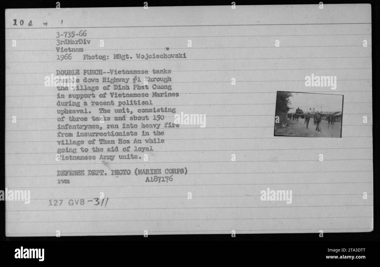 I carri armati ARVN avanzano attraverso il villaggio di Dinh Phat Guong a sostegno dei marines vietnamiti durante un conflitto politico. I carri armati e circa 150 fanti affrontarono una forte opposizione da parte degli insurrezionisti nel villaggio di Than Hoa An mentre assistevano le leali unità dell'esercito vietnamita. Fotografato nel 1966 da MSgt. Wojciechowski. Foto Stock