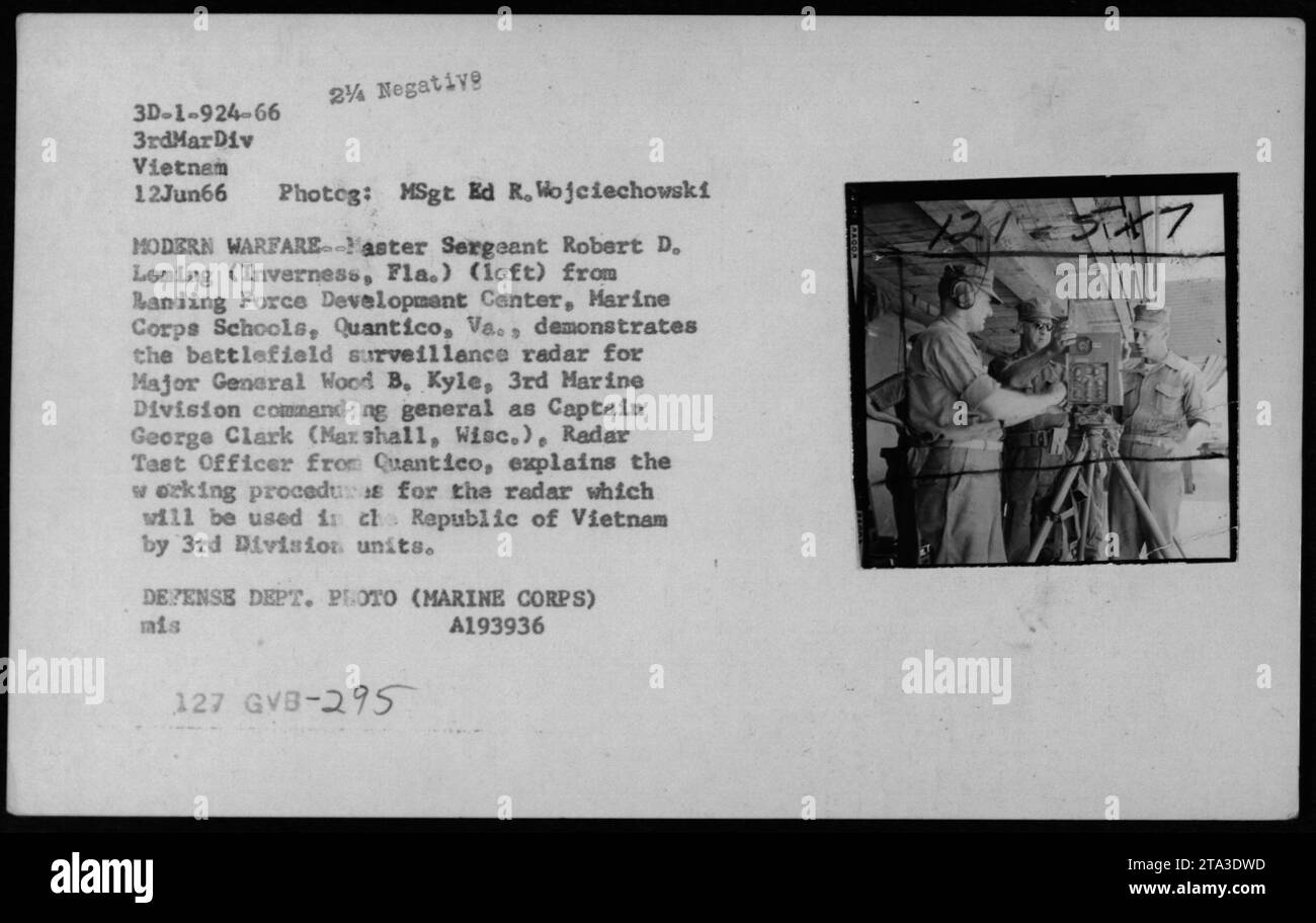 Il sergente Robert D. Leming del Banding Force Development Center mostra radar di sorveglianza del campo di battaglia per il maggiore generale Wood B. Kyle, comandante generale della 3rd Marine Division. Il capitano George Clark, ufficiale radar Tast, spiega le procedure operative per il radar, che sarà utilizzato dalle unità della 3rd Division nella Repubblica del Vietnam. Foto Stock