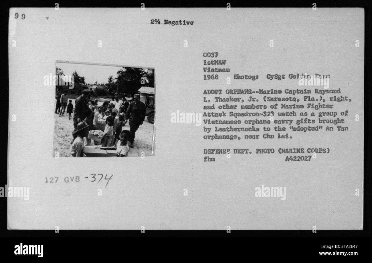 Il capitano marino Raymond L. Thacker Jr. E altri membri del Marine Fighter Attack Squadron-323 guardano gli orfani vietnamiti dall'orfanotrofio An Tan vicino a Chu Lai portare regali portati dai marines. La foto è stata scattata nel 1968 durante la guerra del Vietnam. Foto Stock