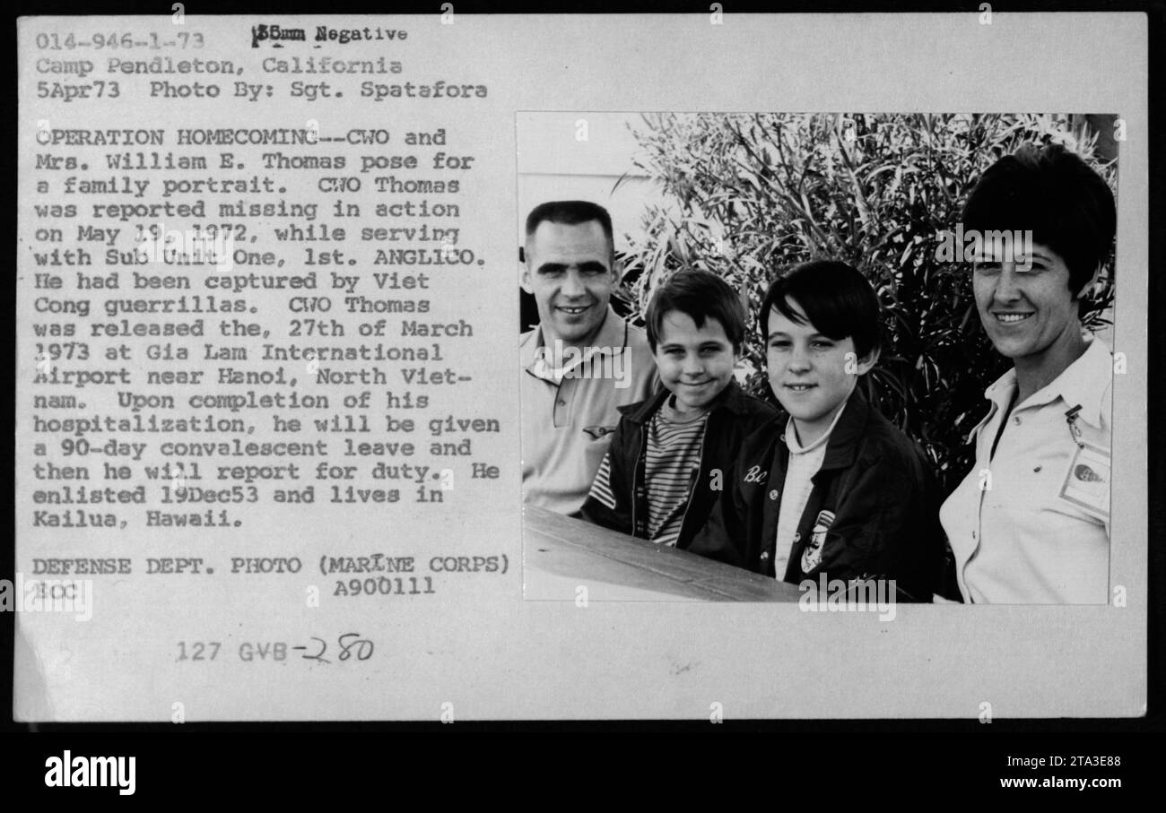 La foto del sergente Spatafora cattura l'emotiva riunione di famiglia durante l'operazione Homecoming il 5 aprile 1973, a Camp Pendleton, California. Il CWO William E. Thomas, scomparso in azione dal 19 maggio 1972, fu finalmente rilasciato dai guerriglieri Viet Cong il 27 marzo 1973. Dopo il suo ricovero, gli sarebbe stato dato un convalescente di 90 giorni prima di tornare in servizio. Thomas, originario di Kailua, Hawaii, si era arruolato il 19 dicembre 1953." Foto Stock