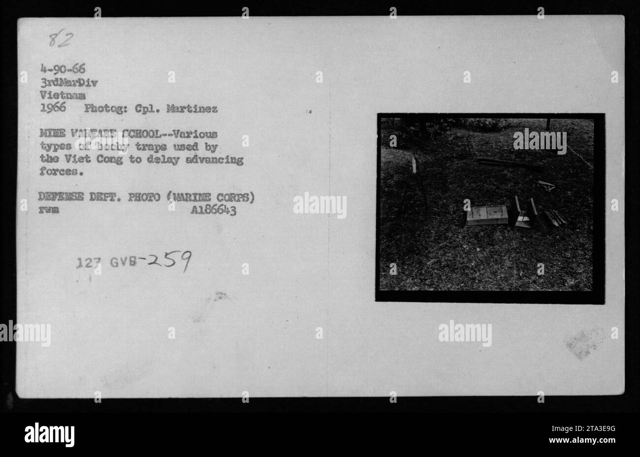 Un soldato ispeziona vari tipi di trappole usate dai Viet Cong alla Mine Warfare School durante la guerra del Vietnam. Queste trappole furono impiegate per ostacolare il progresso delle forze in avanzata. (Foto ID: 82 4-90-66, scattata nel 1966 dal comandante Martinez, 3rd Marine Division, Dipartimento della difesa) Foto Stock