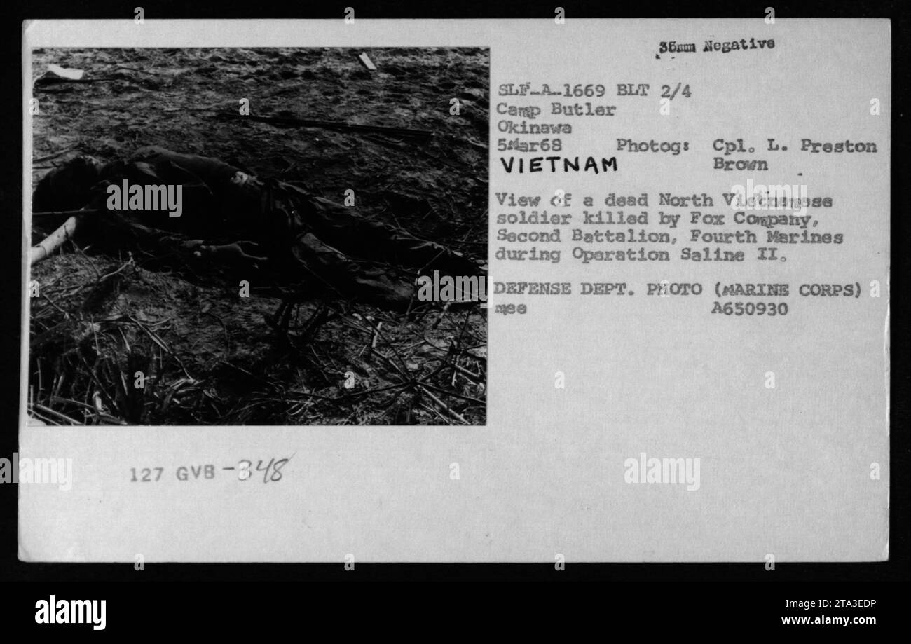 Immagine fattuale di un soldato nordvietnamita morto ucciso dalla compagnia Fox, secondo battaglione, quarto Marines durante l'operazione Saline II in Vietnam. Fotografia scattata il 5 marzo 1968, dal cpl. L. Preston Brown. Questa immagine è stata catturata durante le attività militari, mostrando le vittime subite durante la guerra del Vietnam." Foto Stock
