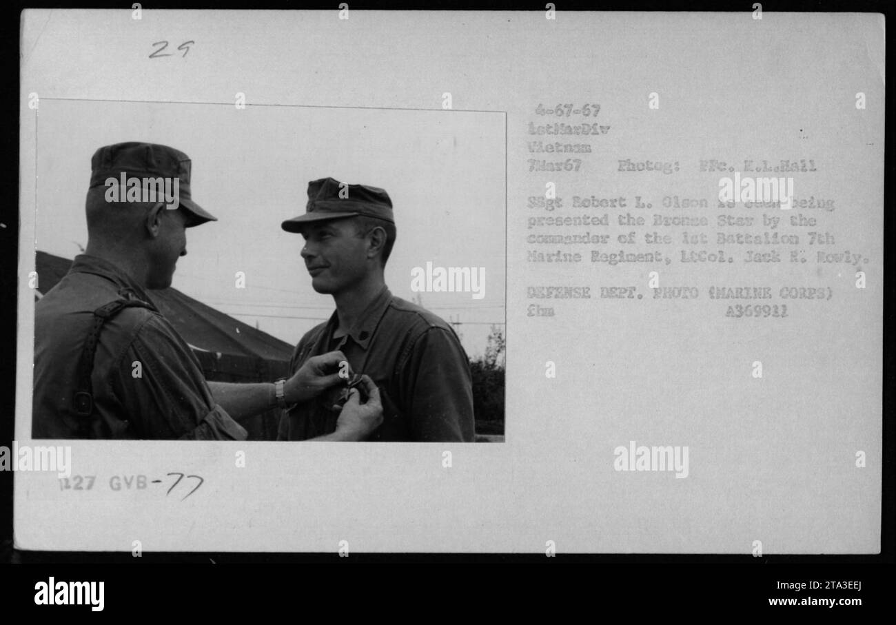 Il SSgt Robert L. Olson riceve la stella di bronzo da LCol. Jack R. Rowly, comandante del 1st Battalion, 7th Marine Regiment in Vietnam il 7 marzo 1967. Foto Stock