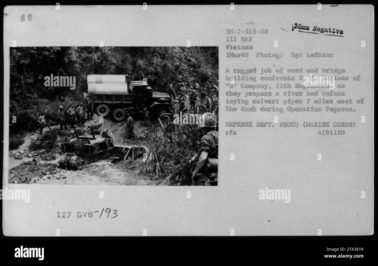 I marines statunitensi della B Company, 11th Engineers, costruirono una strada e un ponte, preparando un letto di fiume e posando tubi sotterranei a sette miglia ad est di Khe Sanh durante l'operazione Pegasus il 3 marzo 1968. La fotografia documenta gli sforzi ingegneristici durante la guerra del Vietnam. Foto Stock
