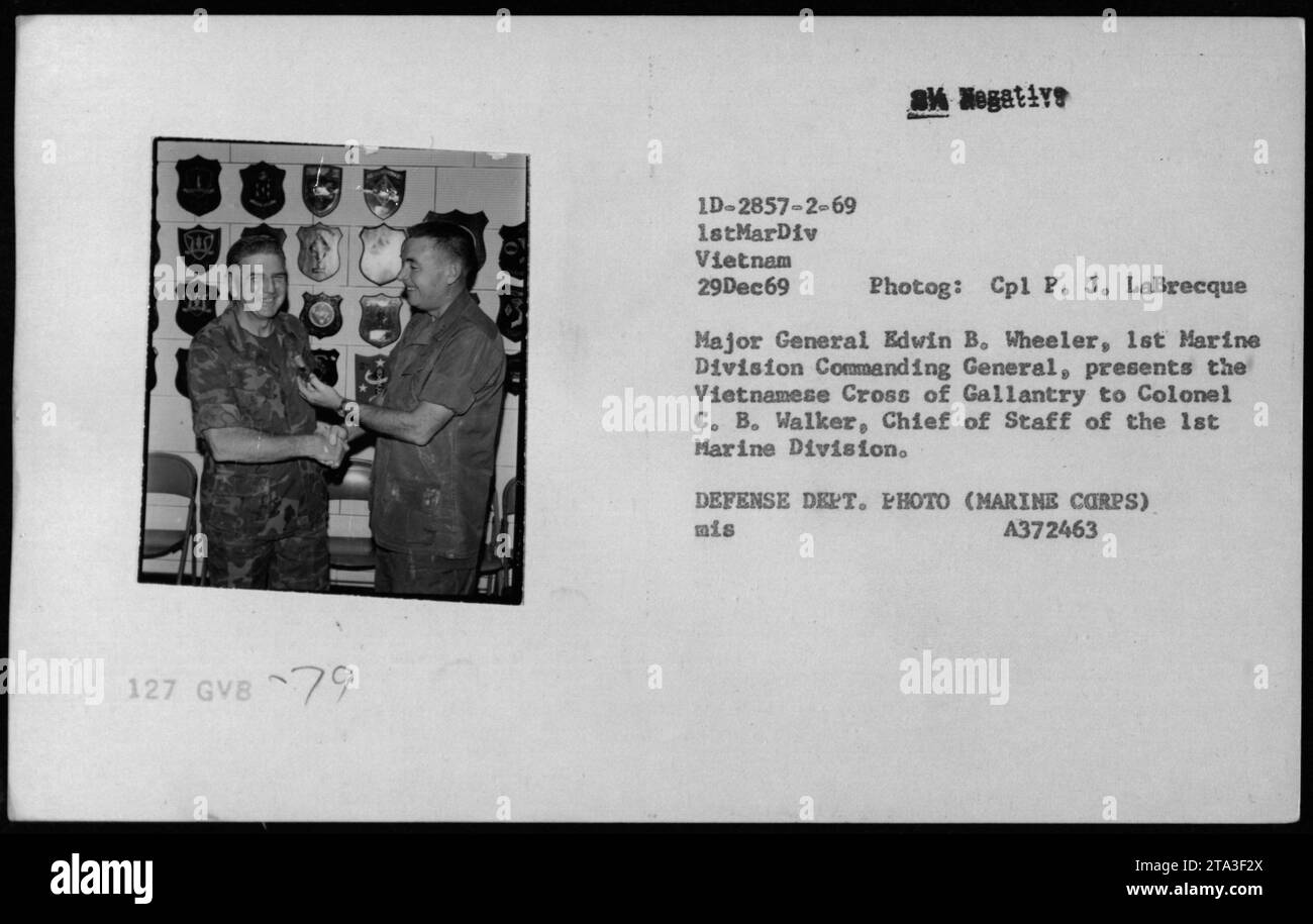 Il maggiore generale Edwin B. Wheeler presenta la Croce di Gallantry vietnamita al colonnello C. B. Walker, capo di stato maggiore della 1st Marine Division in una cerimonia il 29 dicembre 1969. Sono presenti anche l'assistente segretario della Marina John Warner, il segretario alla difesa Melvin Laird e il dottor Norman Vincent Peale. Foto Stock
