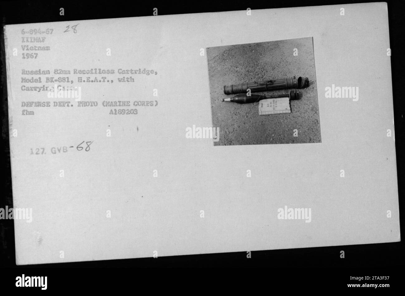 Cartuccia di ricollloss da 82 mm (modello BK-881) catturata con testata H.E.A.T. e custodia durante la guerra del Vietnam nel 1967, documentata dall'esercito americano. Foto Stock