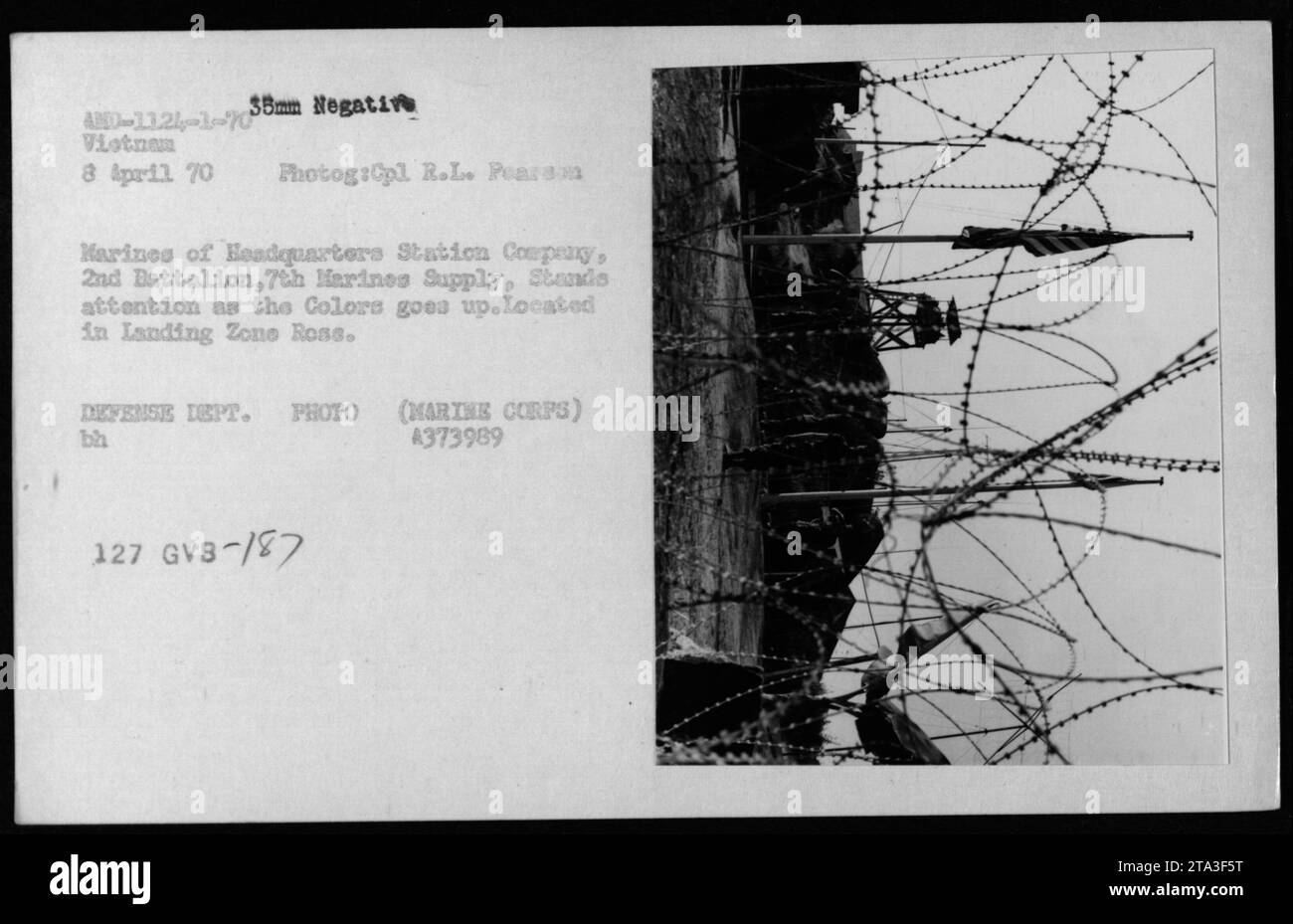 I Marines della compagnia di comando della stazione, 2nd Battalion, 7th Marines Supply, sono all'attenzione durante una cerimonia di bandiera alla Landing zone Ross l'8 aprile 1970, durante la guerra del Vietnam. Foto Stock