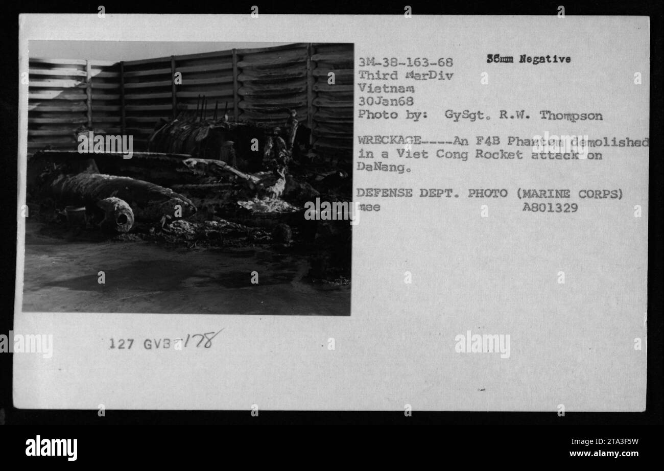 Il 30 gennaio 1968, un F4B Phantom fu gravemente danneggiato in un attacco a razzo Viet Cong a da Nang, in Vietnam, documentando la distruzione durante la guerra del Vietnam. Foto Stock