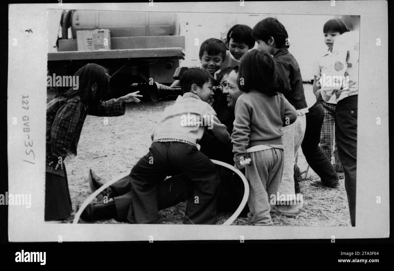 Celebrità e politici americani come Claudia Cardinale, Nguyen Cao Ky, Rosemary Clooney e Betty Ford visitano i rifugiati vietnamiti negli Stati Uniti il 15 maggio 1975 durante la guerra del Vietnam. Hanno fornito sostegno e sensibilizzato sulla situazione di questi rifugiati che sono fuggiti dal loro paese devastato dalla guerra. Foto Stock