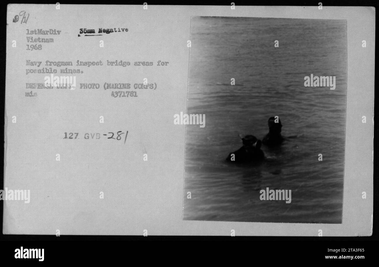 Uomini di rana della Marina che esaminano le aree dei ponti nel 1968 durante la guerra del Vietnam in un'immagine scattata dal Dipartimento della difesa. La foto mostra gli sforzi della 1st Marine Division per cercare possibili mine e garantire la sicurezza nella regione. Catturato su un negativo di 35 mm. Foto Stock