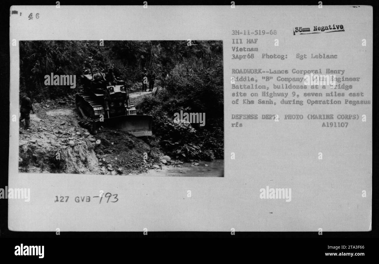 Il caporale Henry Riddle, un membro della compagnia B, 11th Engineer Battalion, è visto operare un bulldozer in un sito di ponti sulla Highway 9, sette miglia ad est di Khe Sanh, durante l'operazione Pegasus il 3 aprile 1968. Questa fotografia è stata scattata dal sergente Leblanc ed è una documentazione delle attività militari americane durante la guerra del Vietnam. Foto Stock