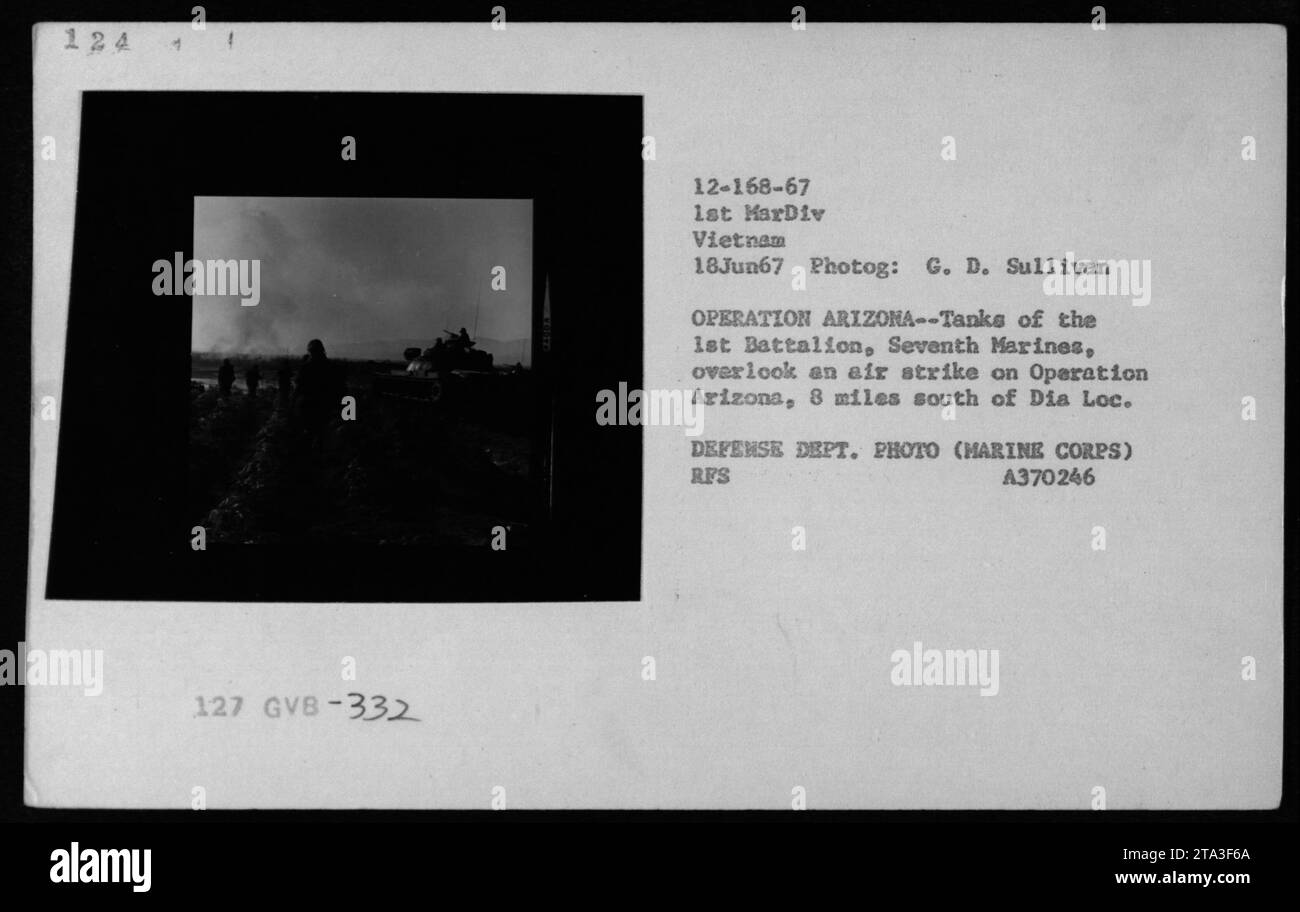 Carri armati del 1st Battalion, 7th Marines, attacco aereo Overlookan sull'operazione Arizona, situato 8 miglia a sud di dia Loc. Questa fotografia cattura una scena del 18 giugno 1967, durante la guerra del Vietnam. È stata scattata dal fotografo G. D. Sullivan ed è etichettata con il codice di identificazione A370246. Foto Stock