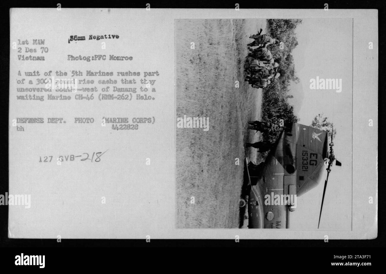 I 5th Marines caricano parte di un deposito di riso di 3.000 libbre su un elicottero Marine CH-46 a sud-ovest di Danang, in Vietnam, il 2 dicembre 1970, durante le operazioni militari. Foto Stock