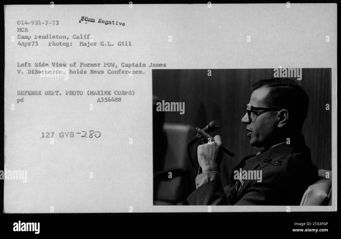 L'ex capitano James V. DiBernardo parla ad una conferenza stampa al MCB Camp Pendleton, California, il 4 aprile 1973, durante l'operazione Homecoming, mostrando il rimpatrio dei prigionieri di guerra della marina statunitense. Foto Stock