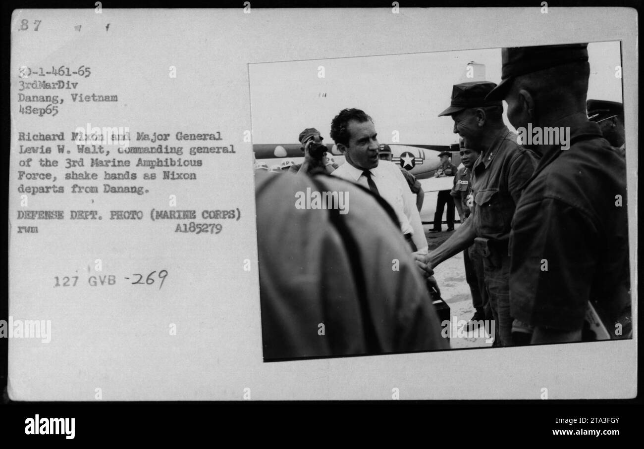 Richard Nixon, accompagnato dal maggiore generale Lewis W. Walt, saluta Danang il 4 settembre 1965. Questa fotografia cattura la partenza di Nixon, che fu accompagnato da comandanti militari durante la sua visita nella regione. L'immagine raffigura una stretta di mano tra Nixon e il generale Walt come simbolo della loro collaborazione e sostegno alle attività militari americane durante la guerra del Vietnam. Fonte fotografica: Dipartimento della difesa, corpo dei Marines. Foto Stock