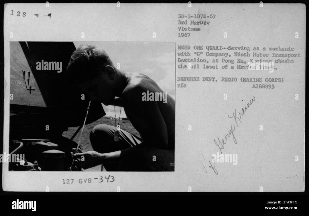 Nel 1967, un meccanico Marine della "C" Company, Minth Motor Transport Battalion, di nome Kreiner, controlla l'olio di un camion marino a Dong ha, in Vietnam, come parte della manutenzione ordinaria e della preparazione dei veicoli durante la guerra del Vietnam. Foto Stock