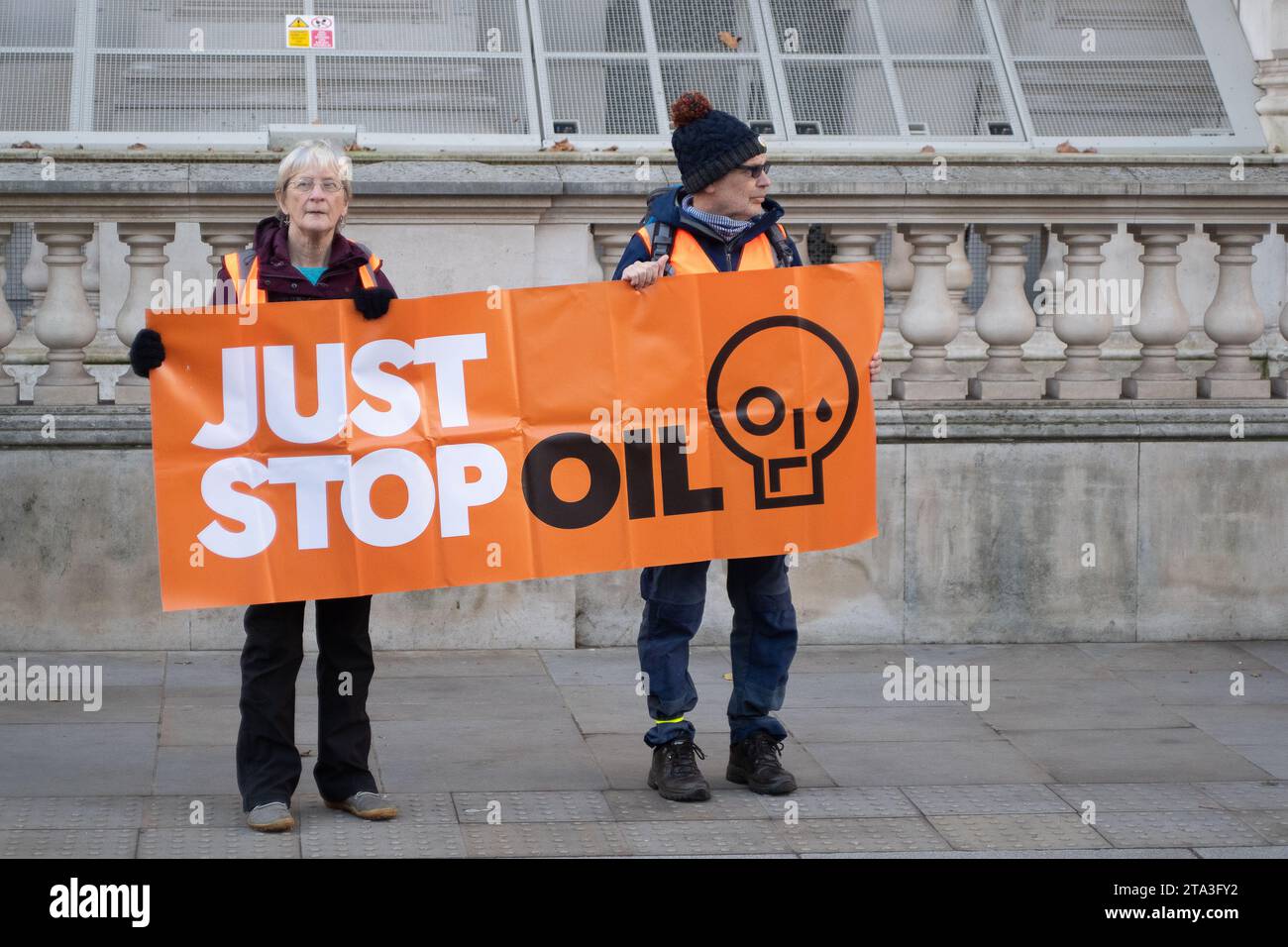 Whitehall, Londra, Regno Unito. 28 novembre 2023. I manifestanti Just Stop Oil sono tornati a protestare a Londra oggi. Hanno iniziato la loro protesta a Trafalgar Square. Quando due manifestanti anziani marciarono sulla strada fuori Downing Street, furono rapidamente arrestati e ammanettati dalla polizia del Met. Julie Redman, 72 anni, che è stata arrestata oggi è una nonna di sette figli di Fife. Ha detto: "Sono disperato per la crisi climatica. Sta accelerando a un ritmo allarmante, eppure il nostro governo sta ancora rilasciando nuove licenze per il petrolio e il gas. Sono i miei nipoti che sopporteranno il peso del crollo climatico Foto Stock