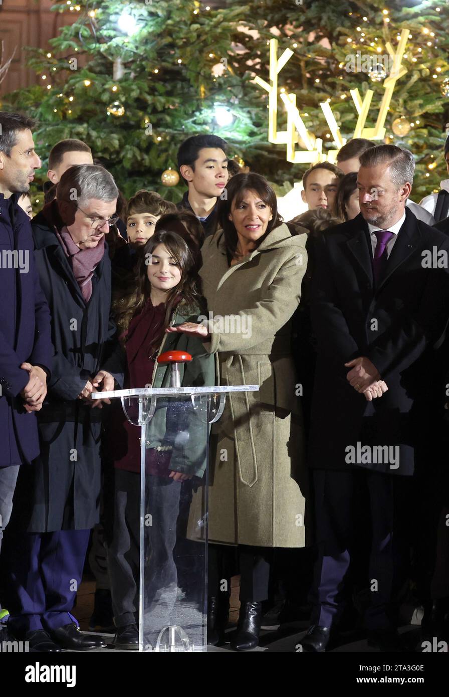 Il sindaco di Parigi Anne Hidalgo, si prepara a lanciare i colori olimpici sulla facciata del municipio di Parigi, martedì 28 novembre 2023, con da L a R, Tony Estanguet, presidente del Comitato organizzativo per i Giochi Olimpici e Paralimpici di Parigi 2024; Thomas Bach, presidente del Comitato Olimpico Internazionale e Andrew Parsons, presidente del Comitato Paralimpico Internazionale. Hidalgo ha detto che sta abbandonando X (ex Twitter), accusando la piattaforma di diffondere disinformazione e odio e di diventare una "gigantesca fognatura globale". Foto di Maya Vidon-White/UPI . Foto Stock