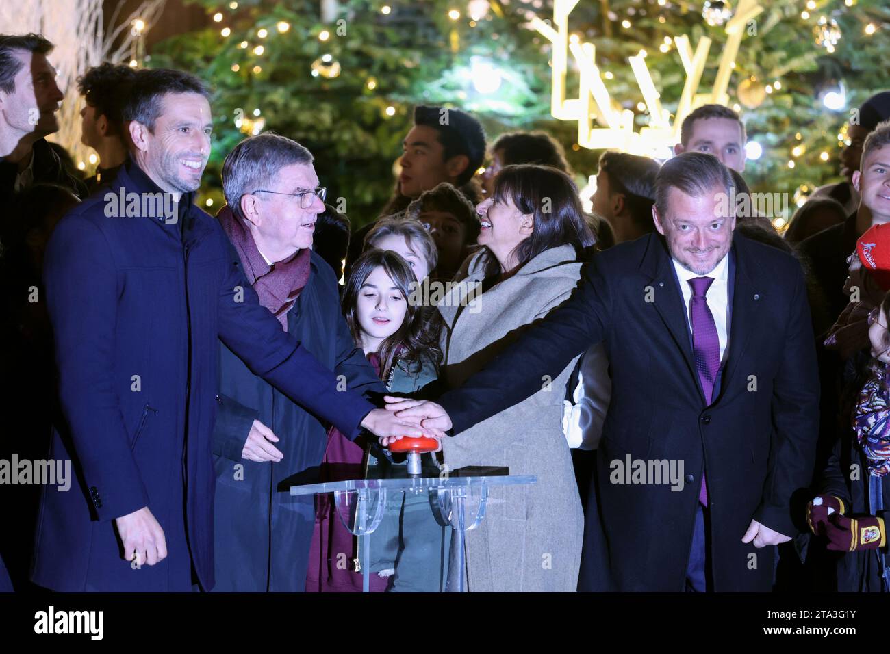 Il sindaco di Parigi Anne Hidalgo, si prepara a lanciare i colori olimpici sulla facciata del municipio di Parigi, martedì 28 novembre 2023, con da L a R, Tony Estanguet, presidente del Comitato organizzativo per i Giochi Olimpici e Paralimpici di Parigi 2024; Thomas Bach, presidente del Comitato Olimpico Internazionale e Andrew Parsons, presidente del Comitato Paralimpico Internazionale. Hidalgo ha detto che sta abbandonando X (ex Twitter), accusando la piattaforma di diffondere disinformazione e odio e di diventare una "gigantesca fognatura globale". Foto di Maya Vidon-White/UPI . Foto Stock