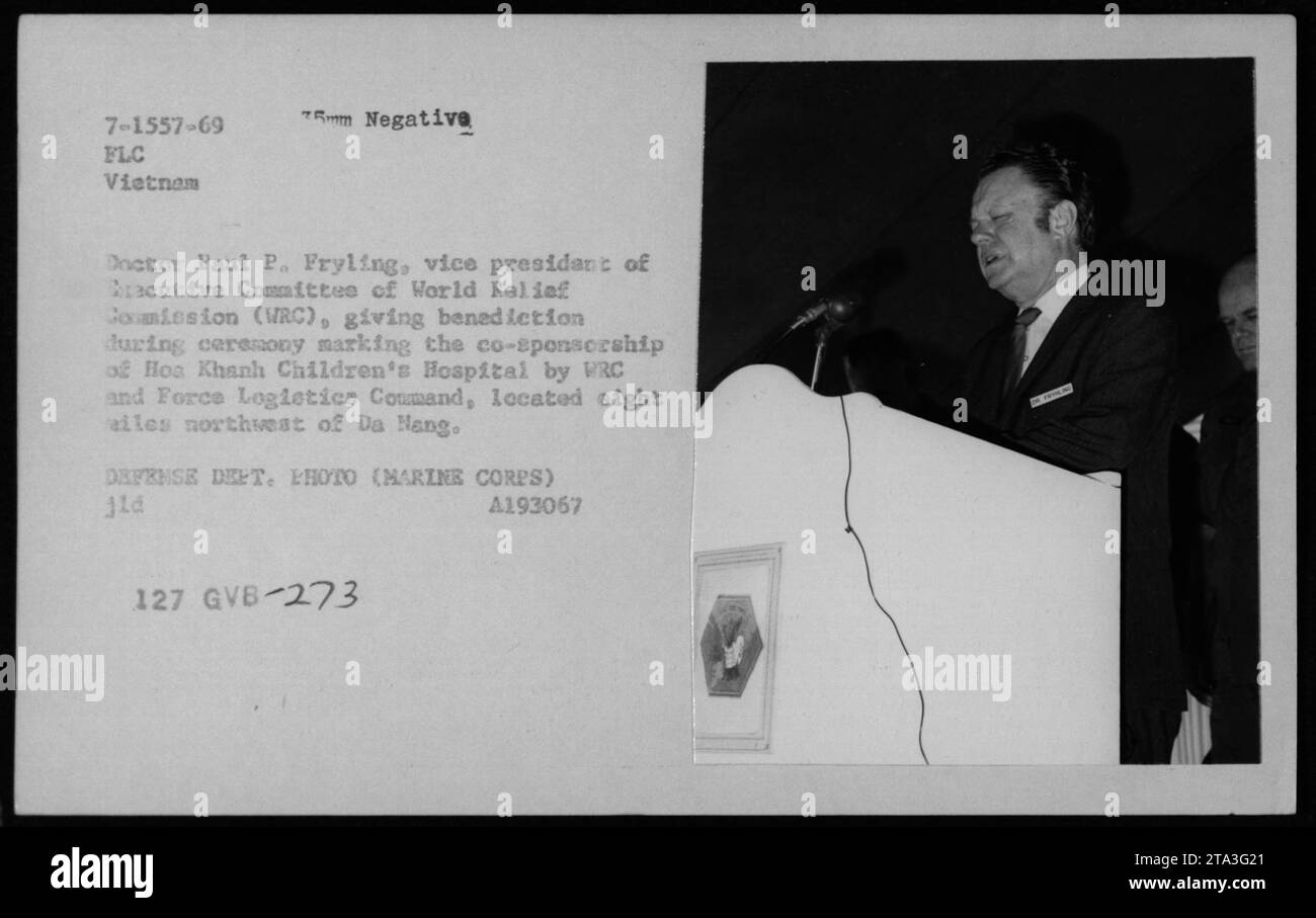 Paul P. Fryling, vicepresidente del Comitato Aracutivo della Commissione Mondiale di soccorso (WRC), è visto dare una benedizione durante una cerimonia. Questa cerimonia segna la co-sponsorizzazione dell'Hoa Khanh Children's Hospital da parte del WRC e del Force Logistics Command. L'ospedale si trova a circa 11 km a nord-ovest di da Nang in Vietnam. Questa fotografia è stata scattata nel 1969 dal Dipartimento della difesa, in particolare dal corpo dei Marines. Foto Stock