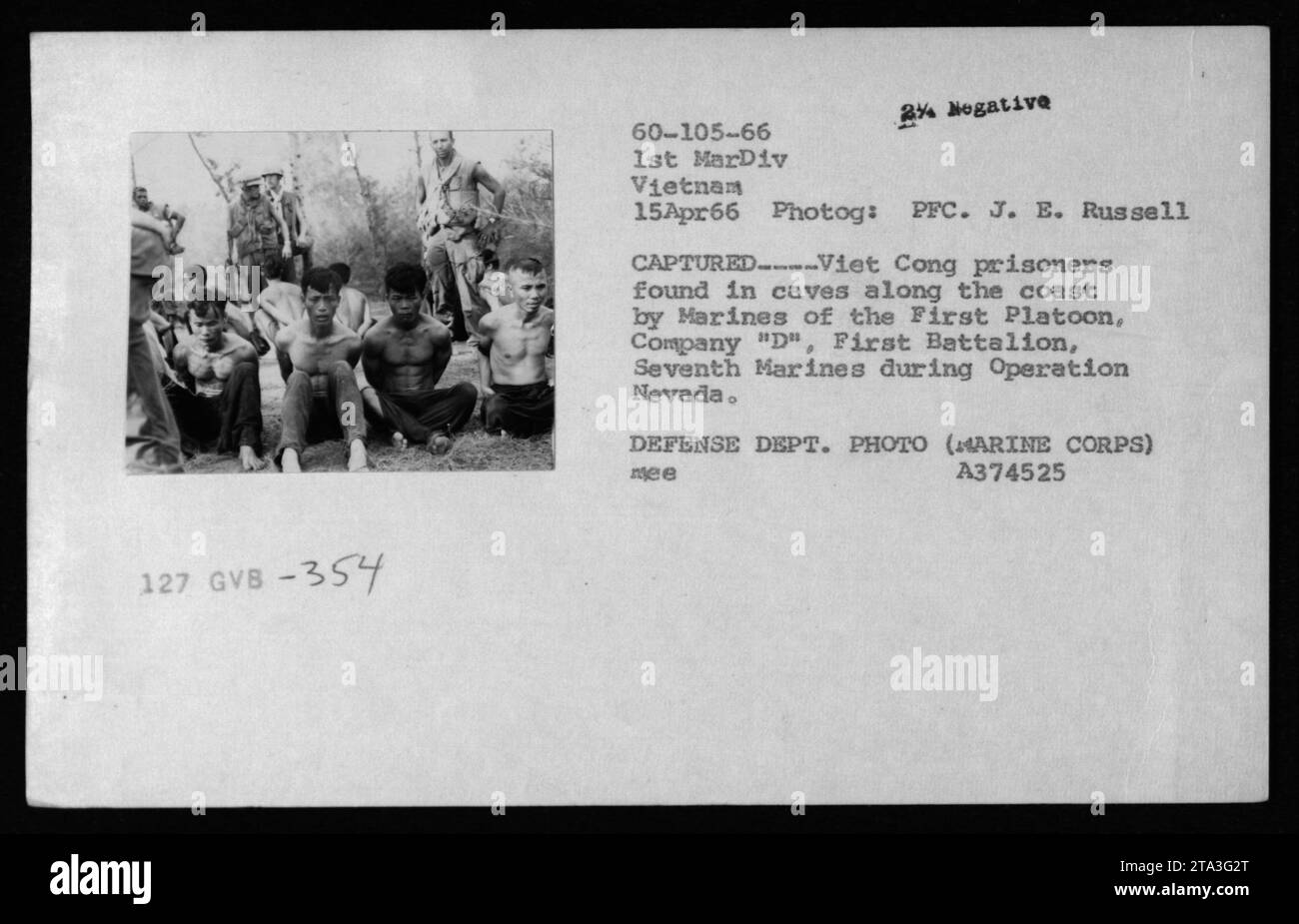 I Marines americani del primo battaglione, Seventh Marines, catturarono i prigionieri Viet Cong durante l'operazione Nevada il 15 aprile 1966. I prigionieri furono scoperti nascosti nelle grotte lungo la costa dai Marines. Questa foto è stata scattata dalla PFC. J. E. Russell ed è una foto del Dipartimento della difesa, originariamente chiamata A374525. Foto Stock