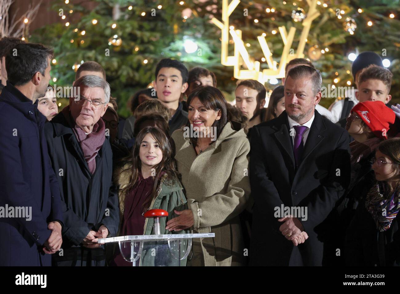 Il sindaco di Parigi Anne Hidalgo, si prepara a lanciare i colori olimpici sulla facciata del municipio di Parigi, martedì 28 novembre 2023, con da L a R, Tony Estanguet, presidente del Comitato organizzativo per i Giochi Olimpici e Paralimpici di Parigi 2024; Thomas Bach, presidente del Comitato Olimpico Internazionale e Andrew Parsons, presidente del Comitato Paralimpico Internazionale. Hidalgo ha detto che sta abbandonando X (ex Twitter), accusando la piattaforma di diffondere disinformazione e odio e di diventare una "gigantesca fognatura globale". Foto di Maya Vidon-White/UPI . Foto Stock