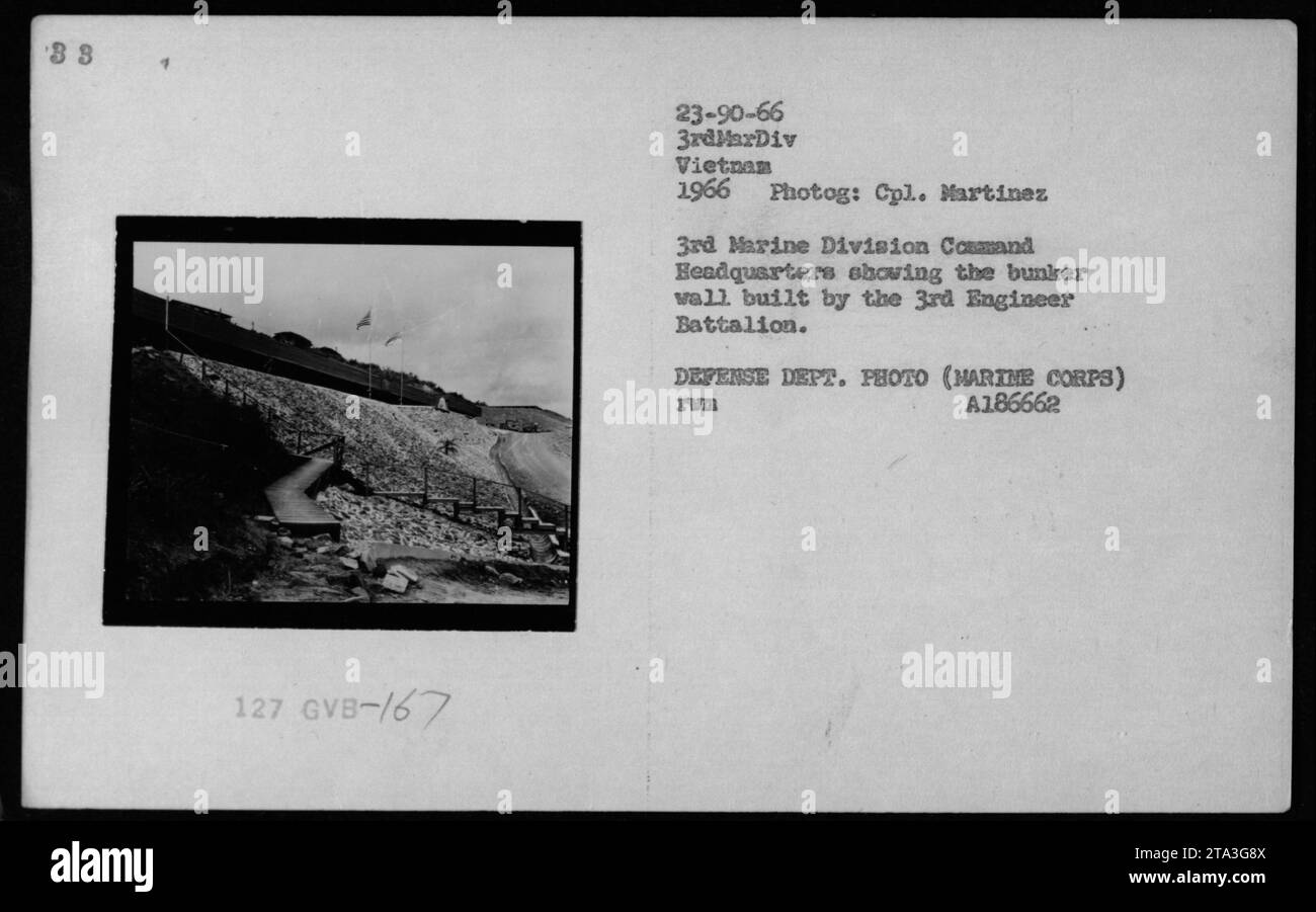 Nel 1966, il 3rd Marine Division Command Headquarters in Vietnam includeva un muro di bunker costruito dal 3rd Engineer Battalion. La foto del colonnello Martinez documenta le infrastrutture e le operazioni militari militari americane. Foto Stock
