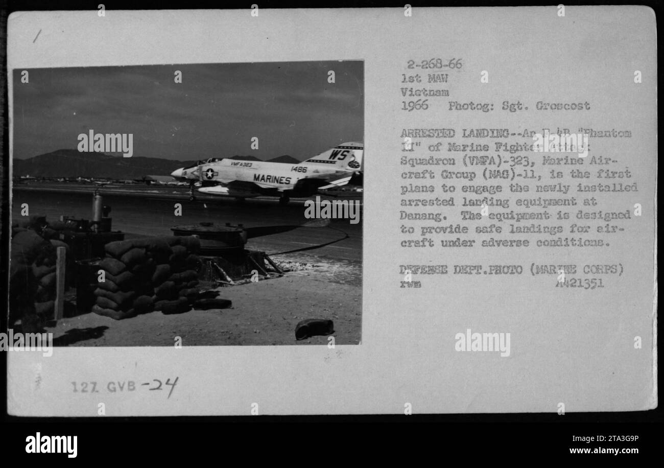 Nel 1966, un F-4B Phantom II del Marine Fighter Attack Squadron va-323, parte del Marine Aircraft Group MAG-11, ingaggiò l'equipaggiamento di atterraggio arrestato di recente installazione a Danang, in Vietnam, per garantire atterraggi sicuri in condizioni avverse. La fotografia è stata scattata dal sergente Groscost per il Dipartimento della difesa. Foto Stock