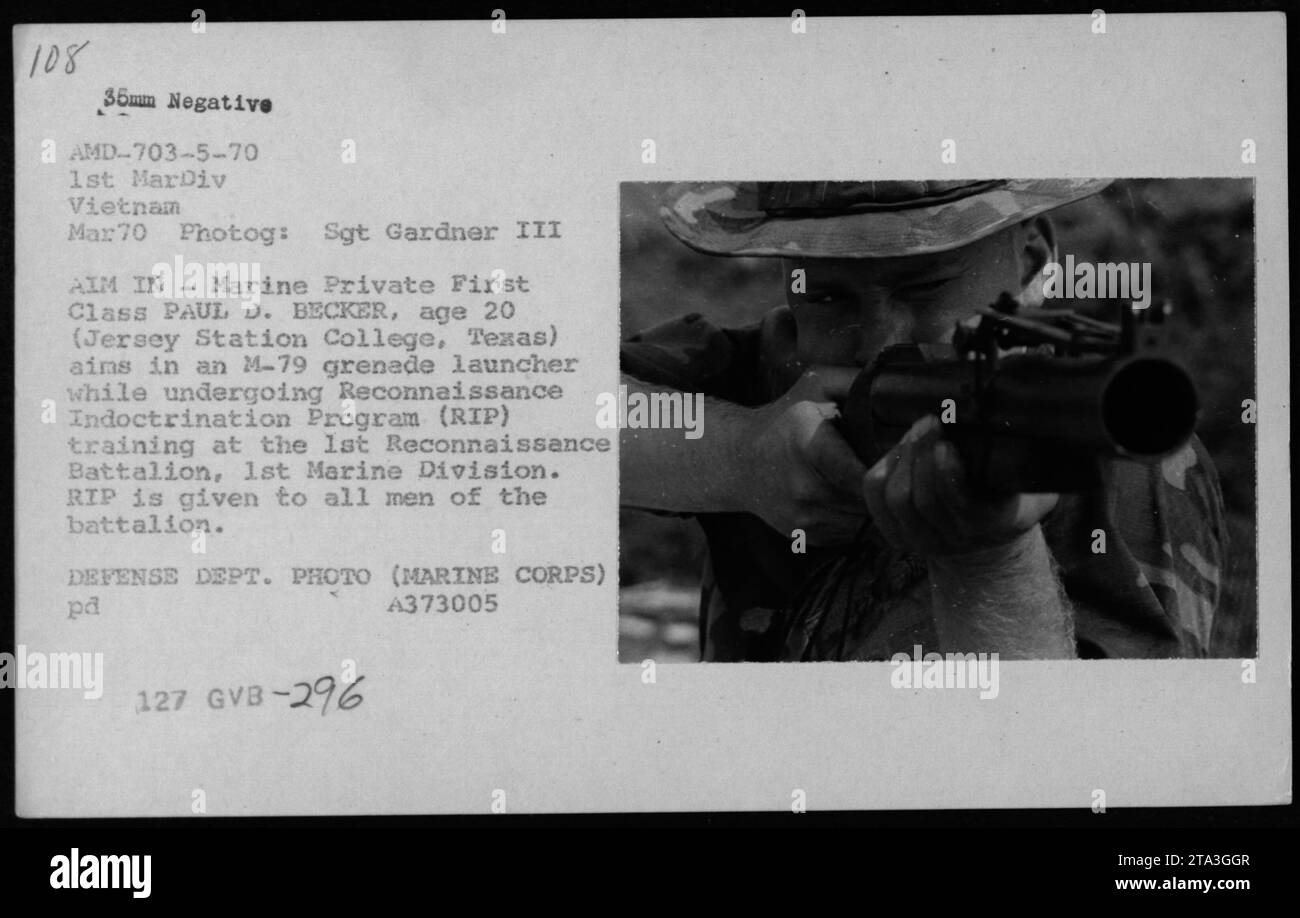 Marine Private First Class Paul D. Becker, 20 anni, mira a un lanciagranate M-79 durante l'addestramento Reconnaissance Indotctrination Program (RIP) presso il 1st Reconnaissance Battalion, 1st Marine Division nel marzo 1970. L'addestramento RIP è obbligatorio per tutti gli uomini del battaglione. Questa fotografia è stata scattata dal sergente Gardner III e fa parte delle fotografie delle attività militari americane durante la collezione della guerra del Vietnam. DIPARTIMENTO DIFESA FOTO (CORPO MARINO) PD A373005 127 GVB-296. Foto Stock