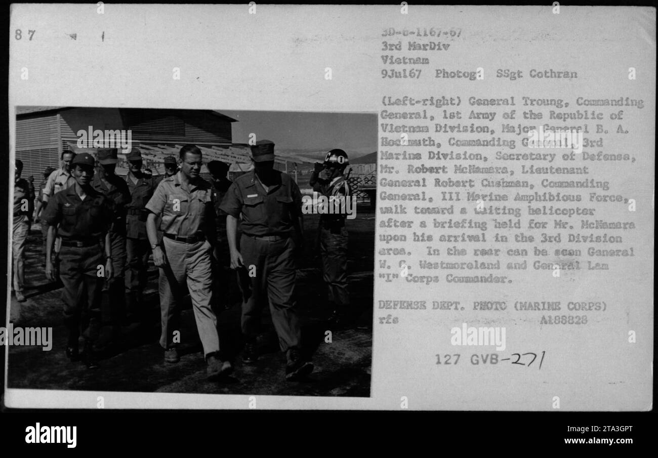 Ufficiali e funzionari di alto rango, tra cui Hubert Humphrey, il generale William Westmoreland e il senatore Harry F Byrd, sono visti in questa fotografia del 1967. Il segretario alla difesa Robert McNamara e il tenente generale Robert Cushman camminano verso un elicottero dopo un briefing tenuto per McNamara al suo arrivo nell'area della 3rd Division del Vietnam. Anche il generale Troung e il generale Lem sono presenti sullo sfondo. Foto Stock