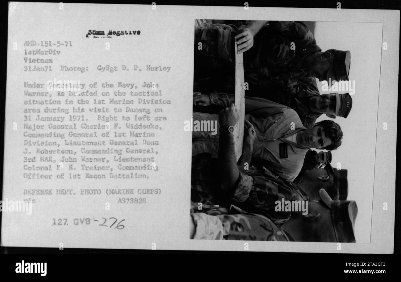 Il Sottosegretario della Marina, John Warner, riceve un briefing tattico sulla situazione nell'area della 1st Marine Division durante la sua visita a Danang il 31 gennaio 1971. Nella foto sono presenti anche il maggiore generale Charles F. Widdecke, il tenente Ganszal Doan J. Robertson e il tenente colonnello B. S. Trainer. Foto Stock