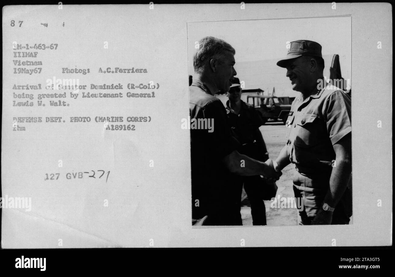 Il senatore Dominick (R-Colo) viene accolto dal tenente generale Lewis W. Walt durante la sua visita in Vietnam il 19 maggio 1967. La fotografia cattura l'arrivo del senatore Dominick, insieme ad altri ufficiali e funzionari di rilievo come Hubert Humphrey, il generale William Westmoreland e il senatore Harry F Byrd. Questa immagine evidenzia la presenza e il coinvolgimento del personale militare americano durante la guerra del Vietnam. Foto Stock