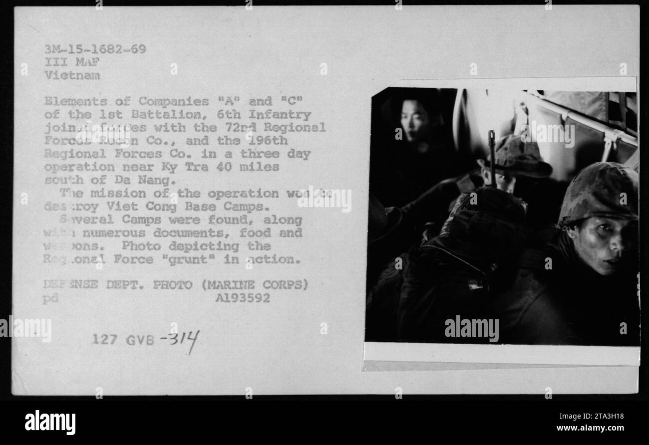 Soldati dell'esercito della Repubblica del Vietnam (ARVN) sono visti in azione durante un'operazione di tre giorni vicino a Ky tra, 40 miglia a sud di da Nang. L'obiettivo della missione era quello di distruggere i campi base dei Viet Cong. Furono scoperti numerosi campi, documenti, cibo e armi. Questa fotografia cattura un soldato della forza regionale impegnato in combattimento. (Fotografia: Dipartimento della difesa. Corpo dei Marines) Foto Stock