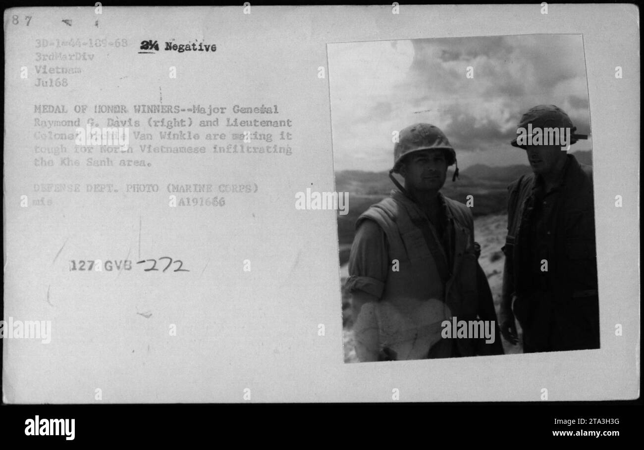 Il maggior generale Raymond G. Davis e il tenente colonnello Archie Van Winkle, Medal of Honor Receives, nella foto del luglio 1968, scoraggiano l'infiltrazione nordvietnamita a Khe Sanh, Vietnam. Foto Stock