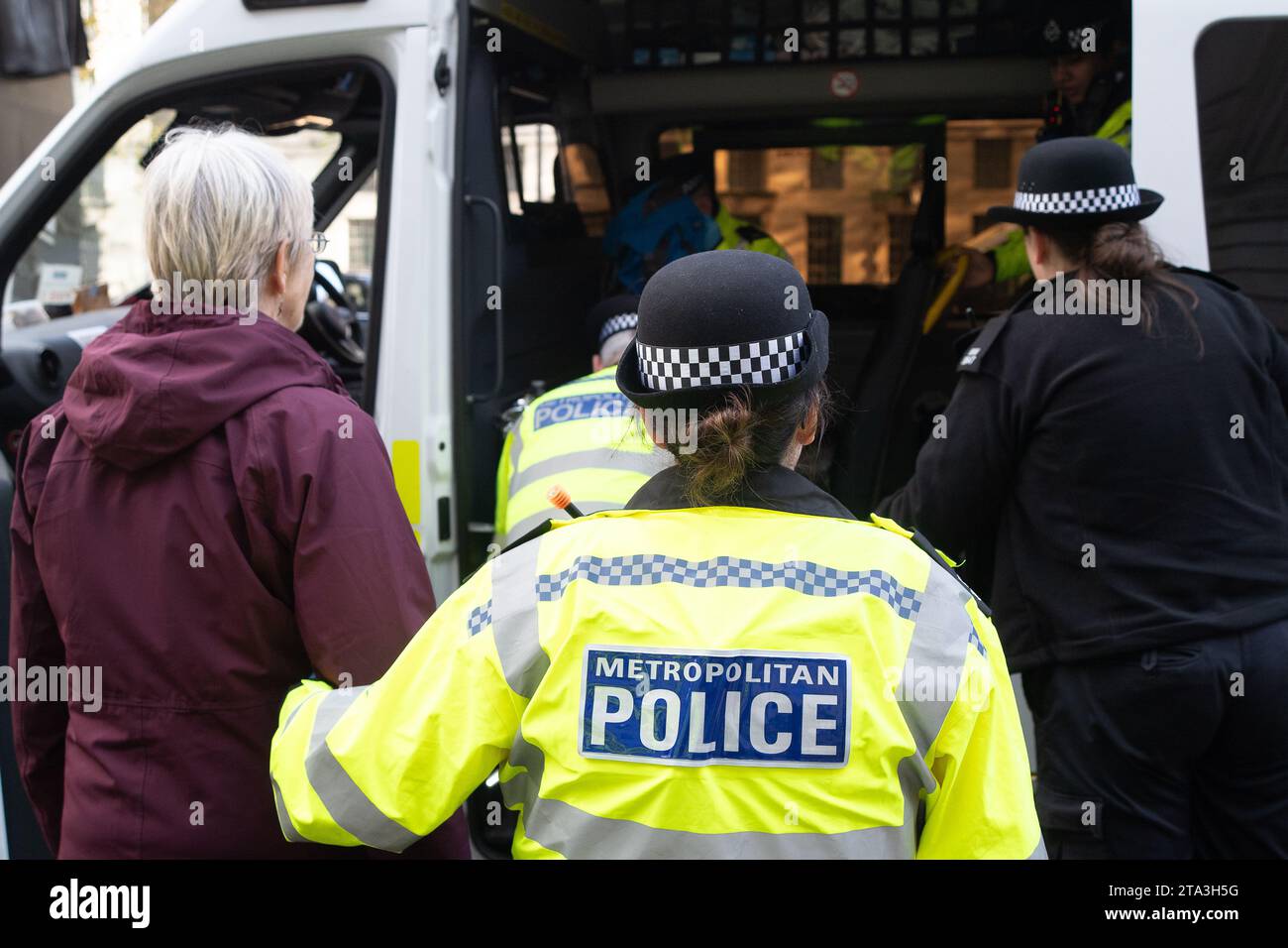 Whitehall, Londra, Regno Unito. 28 novembre 2023. I manifestanti Just Stop Oil sono tornati a protestare a Londra oggi. Hanno iniziato la loro protesta a Trafalgar Square. Quando due manifestanti anziani marciarono sulla strada fuori Downing Street, furono rapidamente arrestati e ammanettati dalla polizia del Met. Julie Redman, 72 anni (nella foto), che è stata arrestata oggi è una nonna di sette figli di Fife. Ha detto: "Sono disperato per la crisi climatica. Sta accelerando a un ritmo allarmante, eppure il nostro governo sta ancora rilasciando nuove licenze per il petrolio e il gas. Sono i miei nipoti che sopporteranno il peso del clima Foto Stock