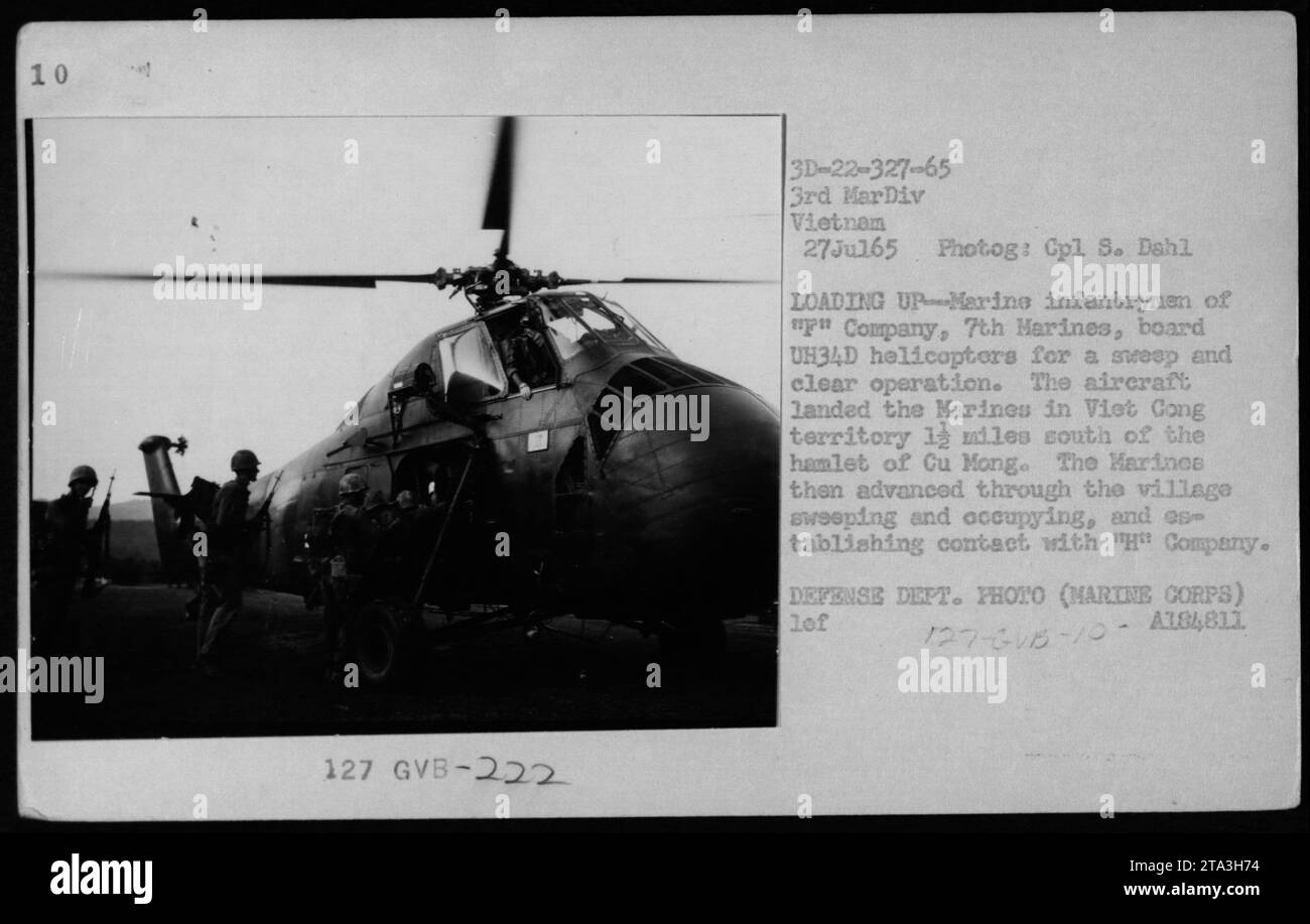 Fanti marini della "p" Company, 7th Marines, imbarcati su elicotteri UH-34D per un'operazione di pulizia e pulizia. Gli elicotteri atterrarono i Marines nel territorio di Viet Cong 12 miglia a sud di Cu Mong. I Marines procedettero ad occupare il villaggio, stabilendo un contatto con la compagnia "H". 27 luglio 1965. Foto Stock