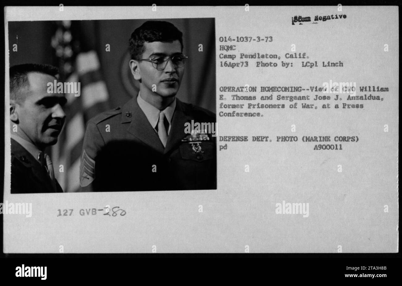 Gli ex prigionieri di guerra William E. Thomas e il sergente Jose J. Anzaldua partecipano a una conferenza stampa a Camp Pendleton, California, il 16 aprile 1973, come parte dell'operazione Homecoming. L'evento mette in evidenza il rimpatrio e la copertura mediatica dei prigionieri di guerra della Marina degli Stati Uniti. Foto Stock