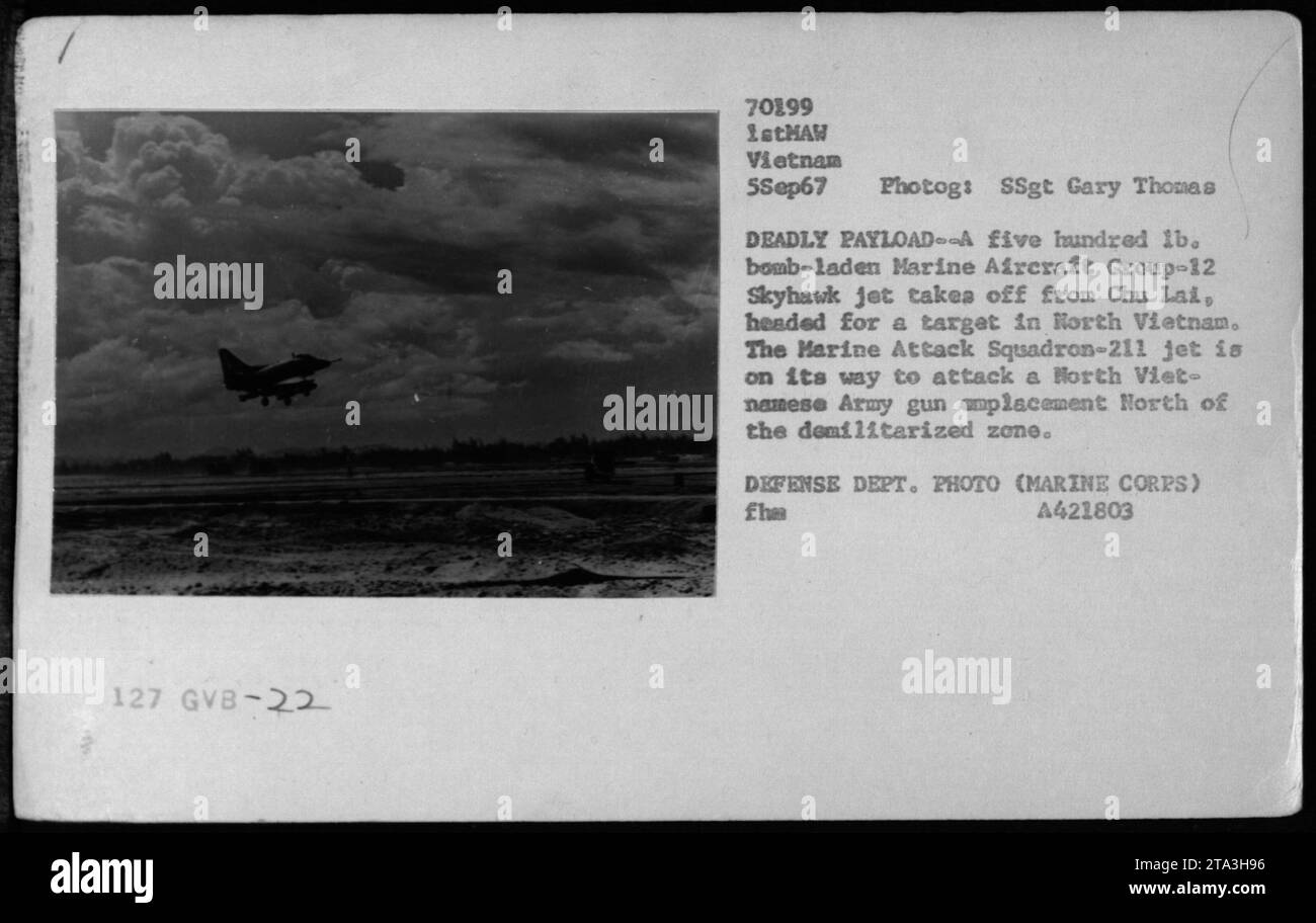 Un A-4 Skyhawk del MAG-12 che trasportava una bomba da 500 libbre decolla da Chu Lai il 5 settembre 1967, con lo Squadrone d'attacco dei Marines-211 in rotta per attaccare una postazione di cannoni nordvietnamita a nord della DMZ. Foto Stock