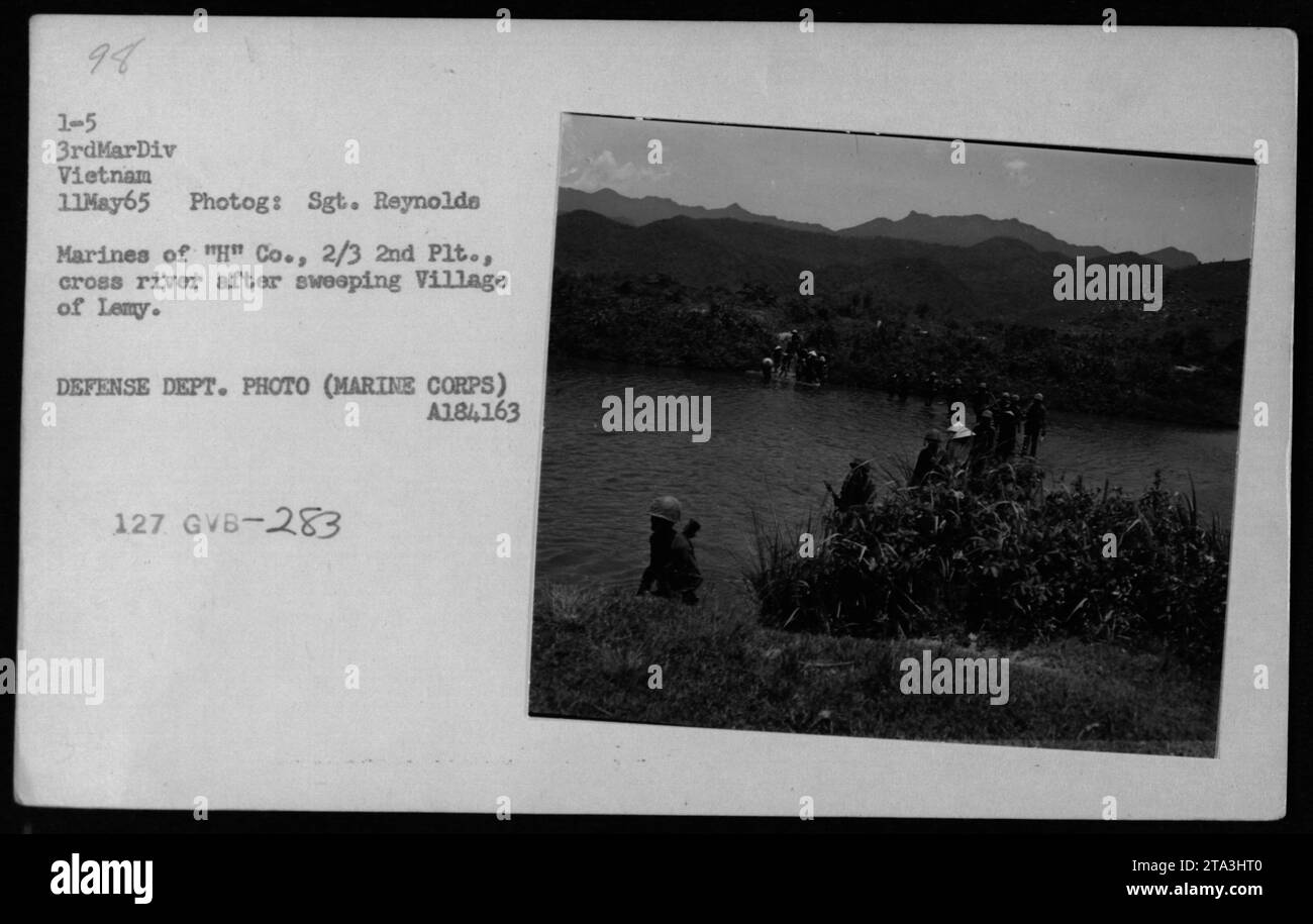 I Marines della compagnia 'H', 2nd Battalion, 3rd Marine Division, attraversano un fiume dopo aver condotto una ricerca nel villaggio di Lemy l'11 maggio 1965. Questa foto è stata scattata dal sergente Reynolds come parte della documentazione delle attività militari americane durante la guerra del Vietnam. Foto Stock