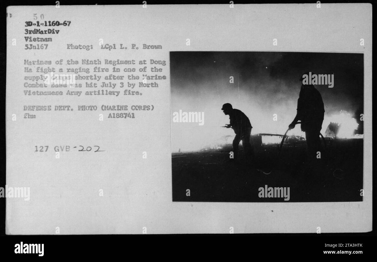 Durante la guerra del Vietnam, il 5 luglio 1967, i Marines del Nono Reggimento di Dong ha furono catturati in una fotografia mentre combattevano contro un fuoco in uno dei loro depositi di rifornimento. Il fuoco fu il risultato del bombardamento della base di combattimento dei Marines, colpito dal fuoco dell'artiglieria dell'esercito nordvietnamita il 3 luglio. L'immagine è stata scattata da LCpl L.P. Brown ed è parte della collezione del Dipartimento della difesa. GVB 202. Foto Stock