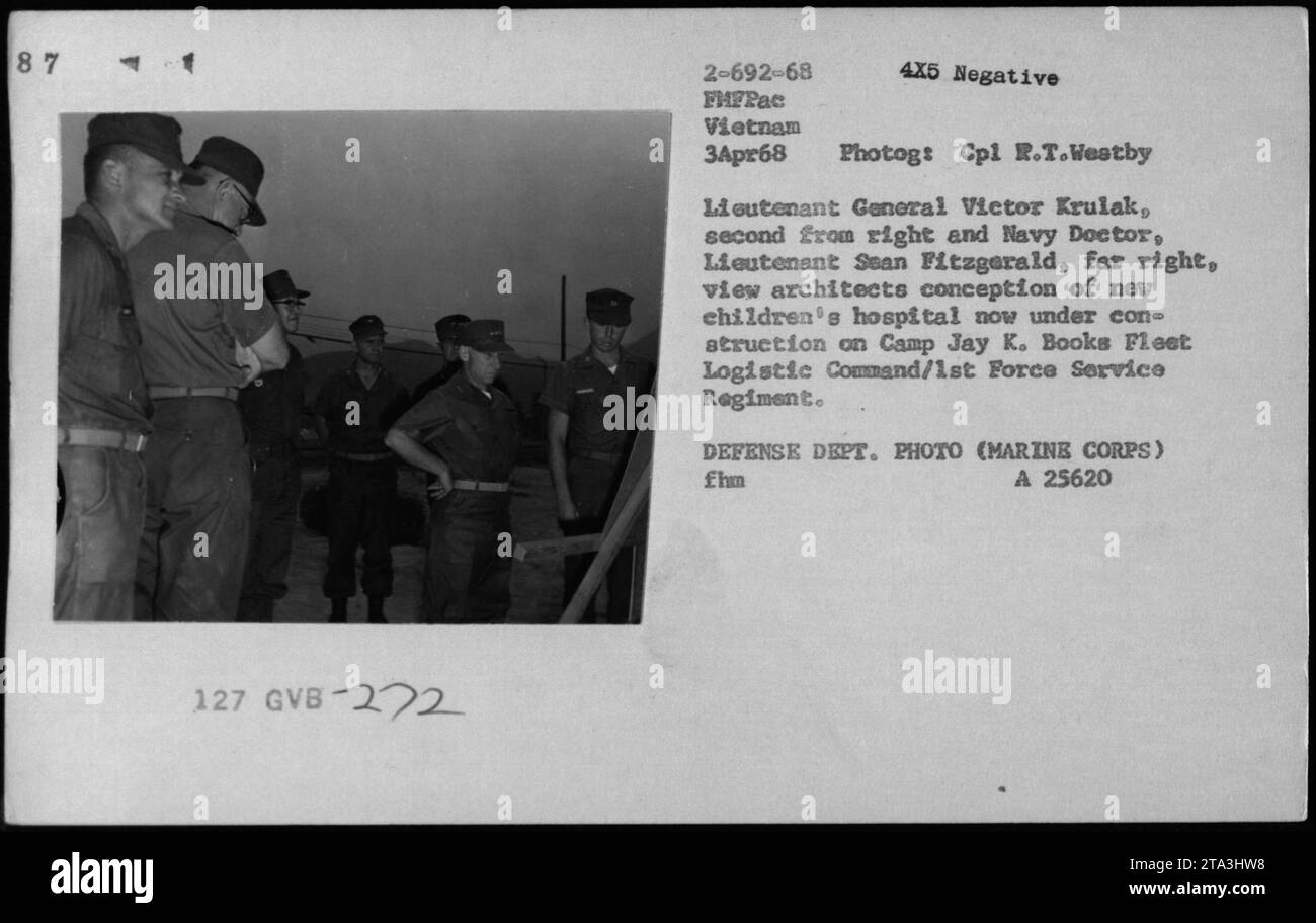 Il Tenente generale Victor Krulak e il Dottore della Marina il Tenente Sean Fitzgerald vedono la concezione di un nuovo ospedale per bambini in costruzione sul Camp Jay K. Books Fleet Logistic Command/1st Force Service Regiment. Questa foto è stata scattata il 3 aprile 1968, durante la guerra del Vietnam. Foto Stock